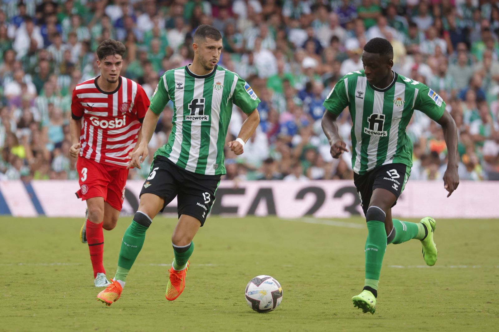 Guirdo Rodríguez y Luiz Henrique, con Miguel Gutiérrez al fondo, en un momento del encuentro de ayer en el Benito Villamarín.