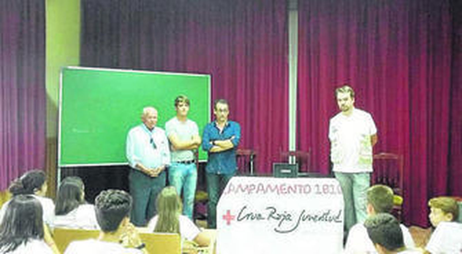 Responsables municipales y de Cruz Roja, durante la apertura del campamento.