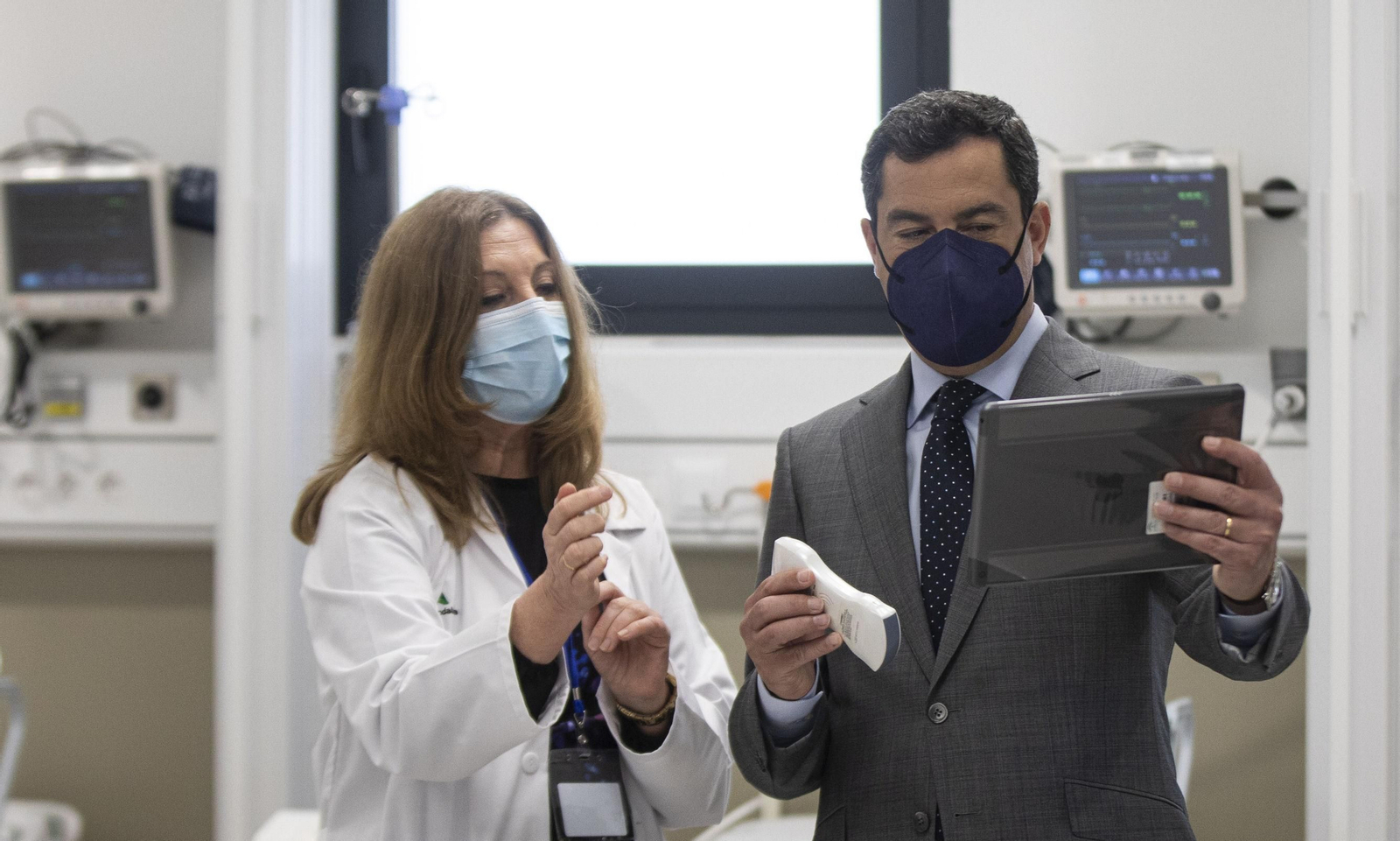 Juanma Moreno, este lunes en el hospital Macarena.