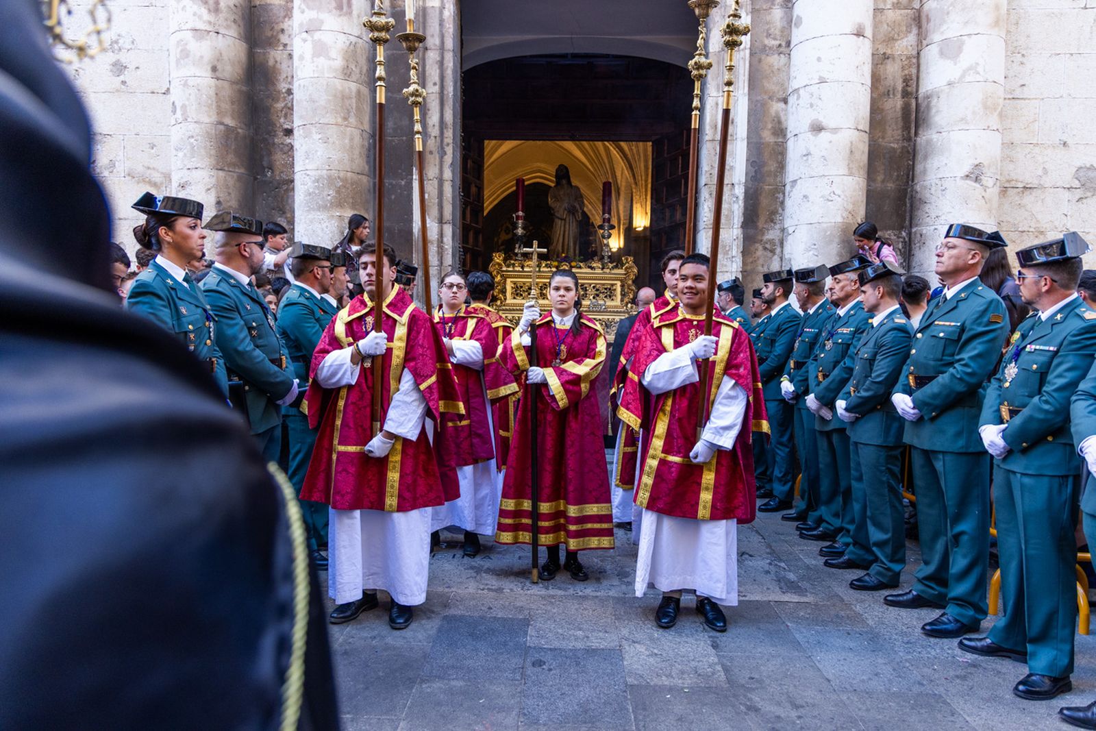 La tarde del Jueves Santo llena de cruces y capirotes el centro
