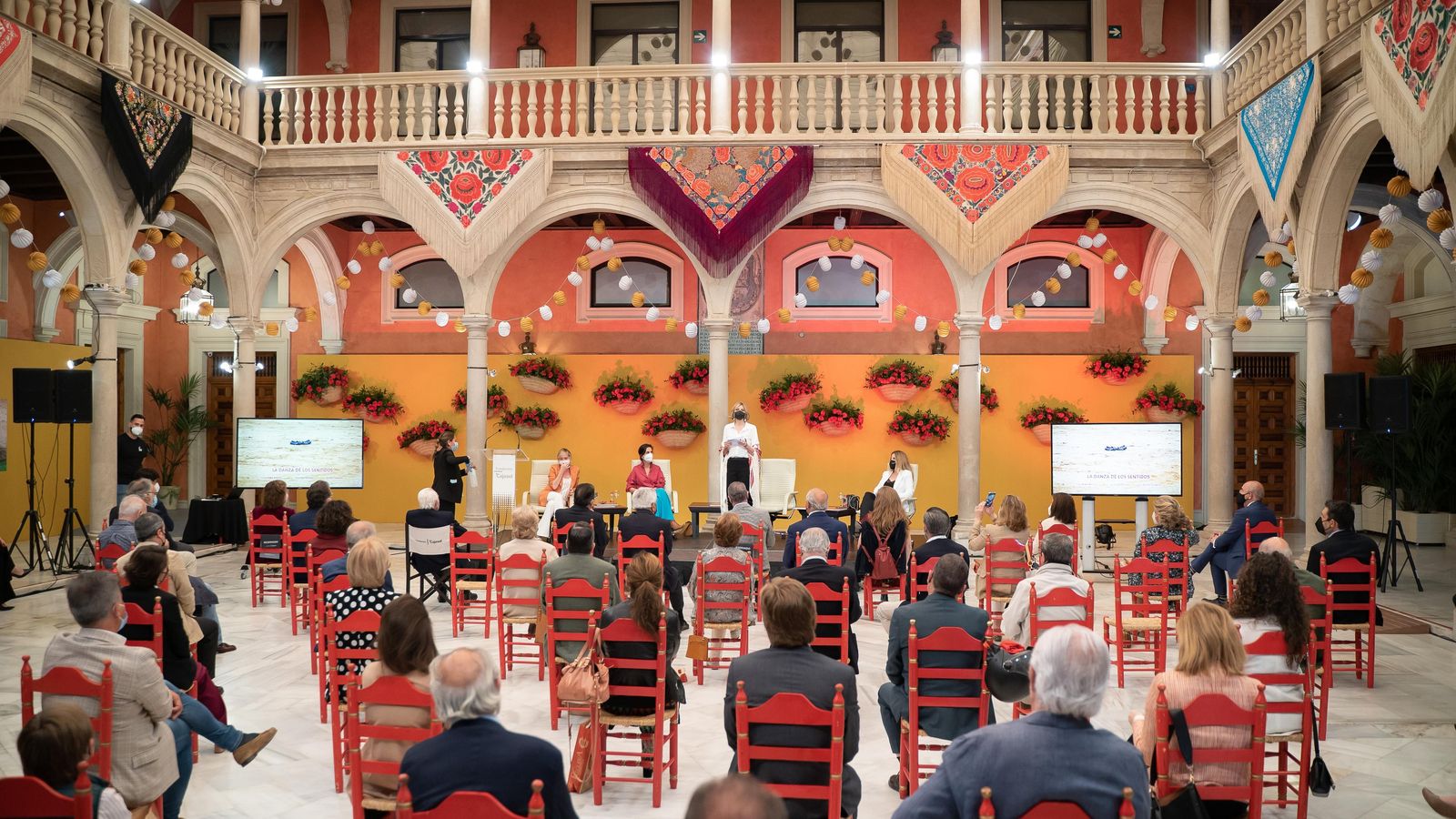 Así lucía el patio de la Fundación Cajasol en la presentación de 'La danza de los sentidos'.