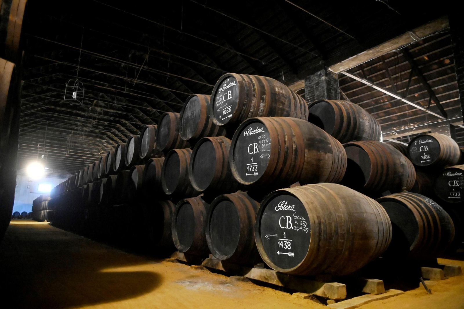 Bodega de Alvear, con las botas marcadas con C. B.