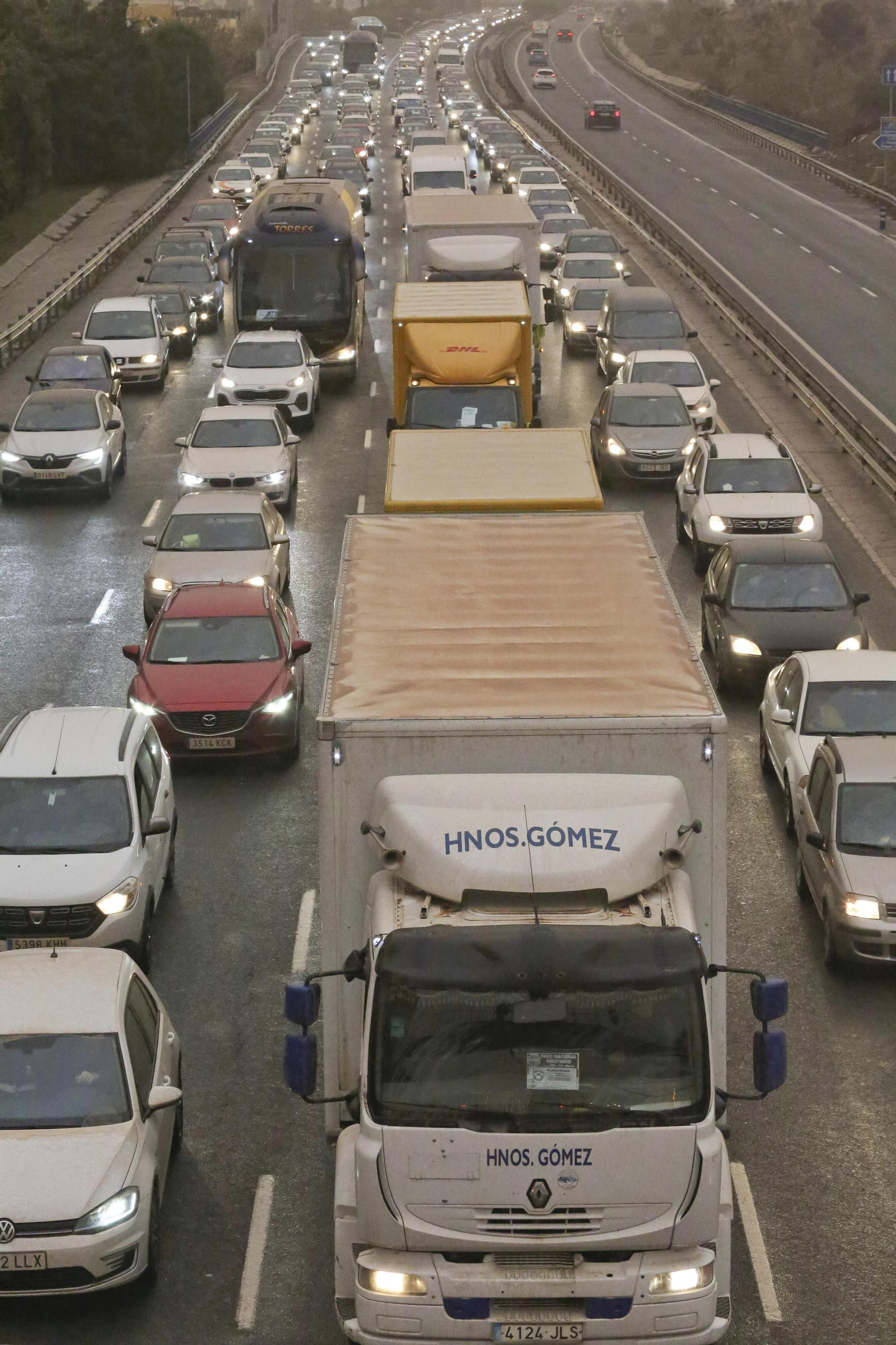 La huelga de transportistas se hace notar en Málaga, en fotos