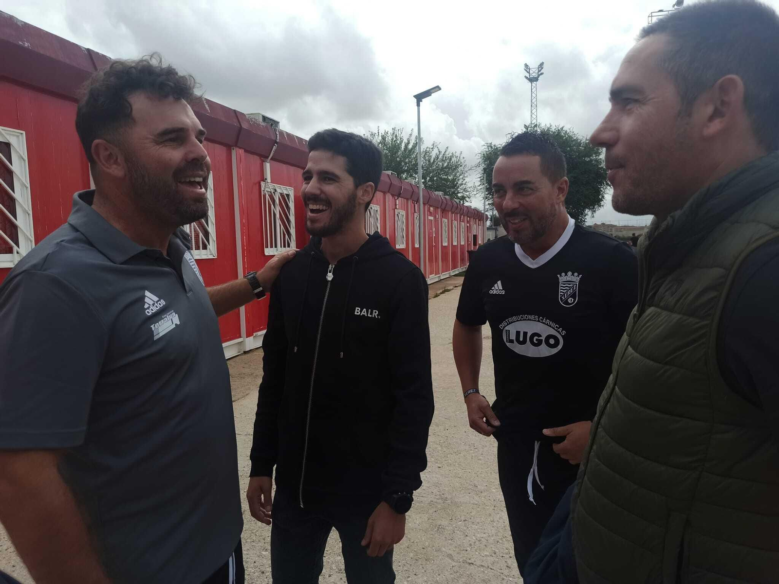 Juan Pedro charla con Juan Carlos Gómez en presencia de Fran Corrales y José Ortega.