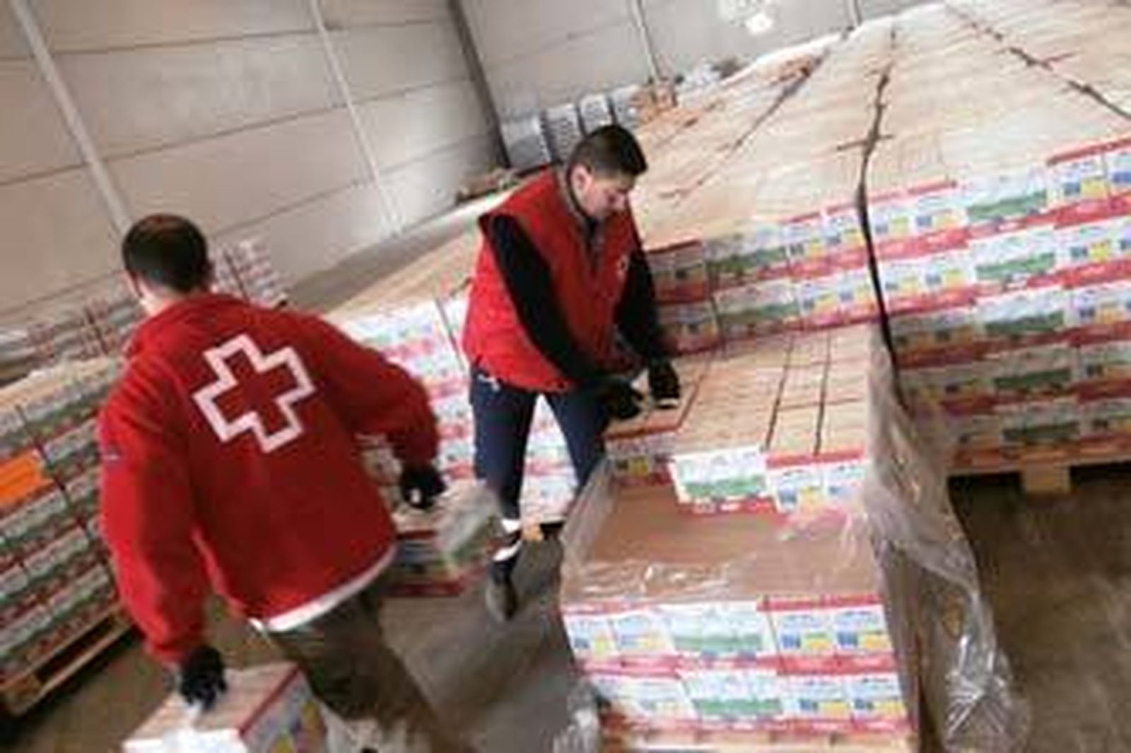 Voluntarios de Cruz Roja organizan los paquetes con alimentos.