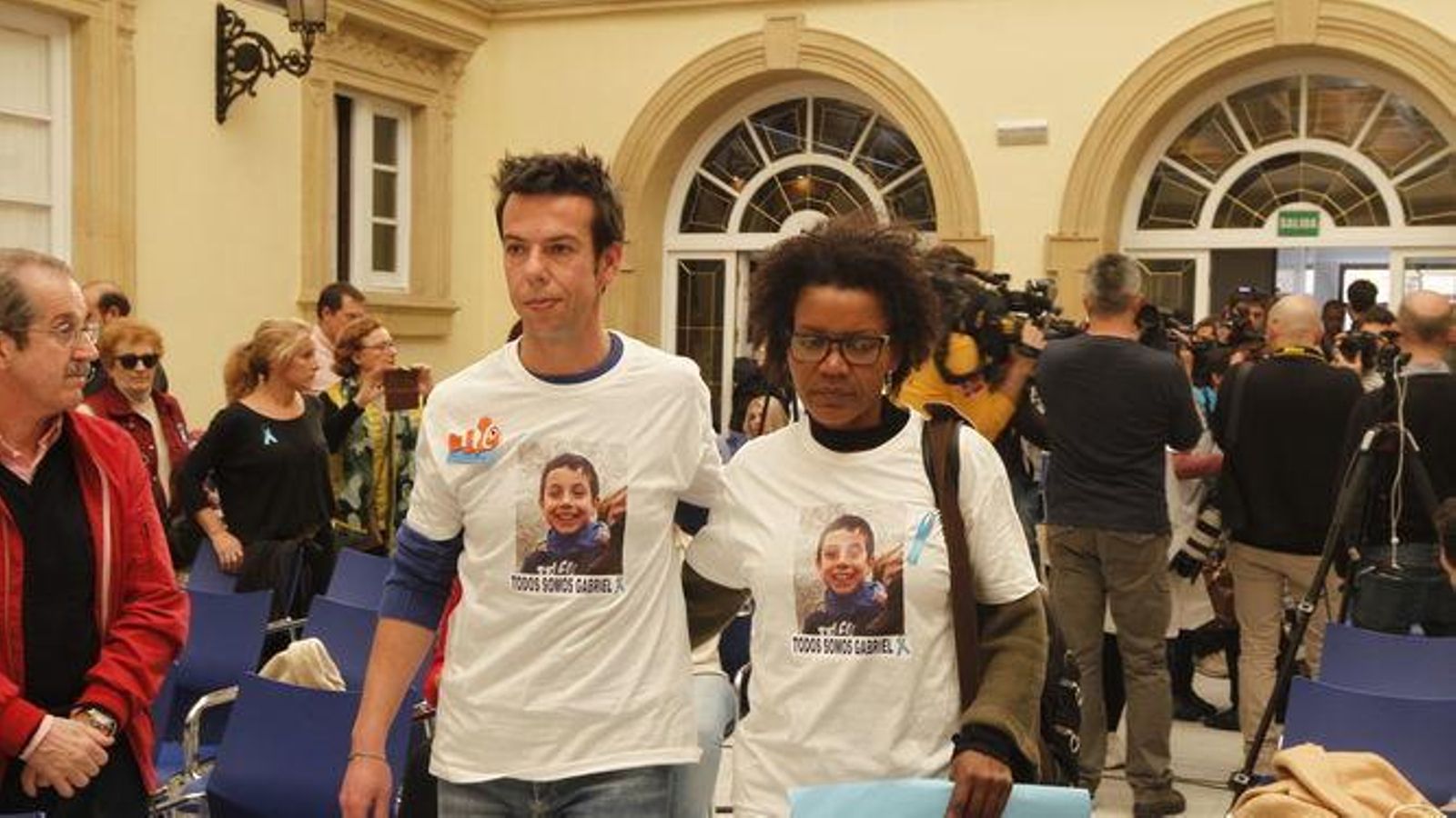 Ana Julia Quezada junto al padre del menor durante los días de búsqueda intensa