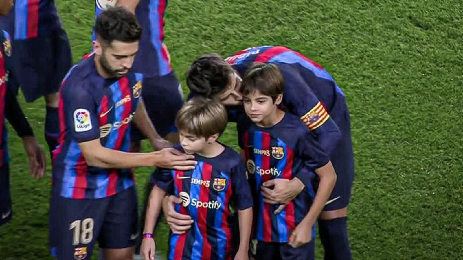 Gerard Piqué con sus hijos en el Camp Nou Gerard Piqué con sus hijos en el Camp Nou