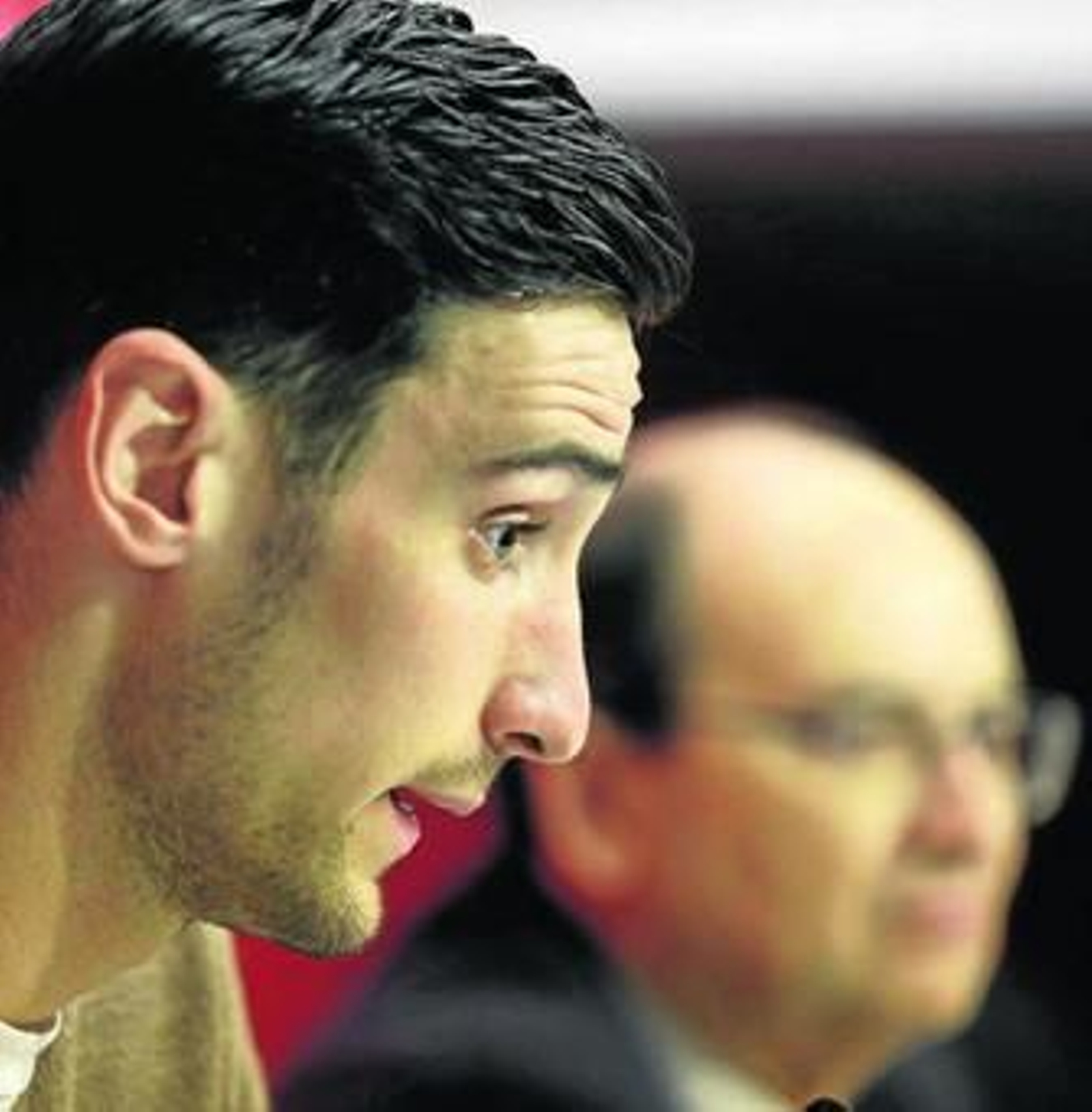 Sergio Rico atiende a la prensa en el Sánchez-Pizjuán después de firmar su renovación.