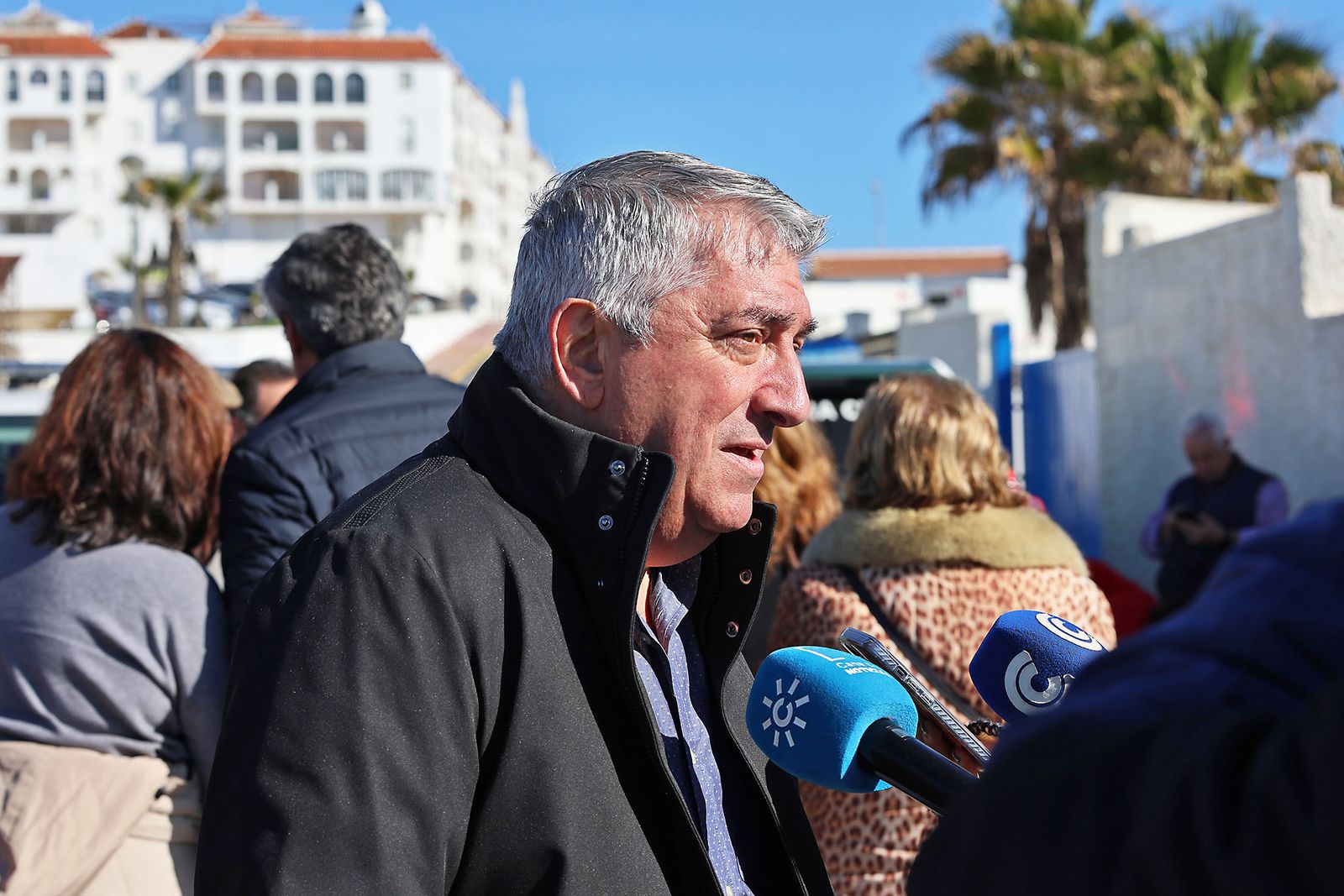 Fotografías de la concentración de los vecinos de Matalascañas tras los destrozos del paseo marítimo