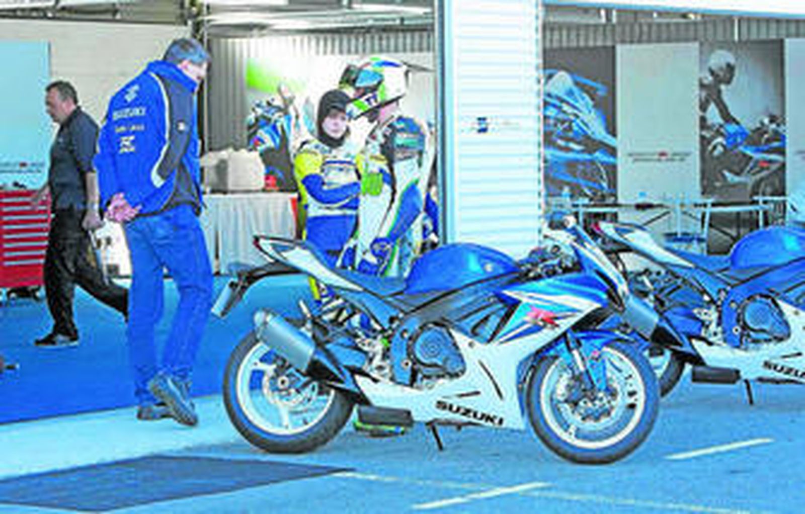 Un piloto se prepara para rodar con la nueva moto en el Circuito de Almería.