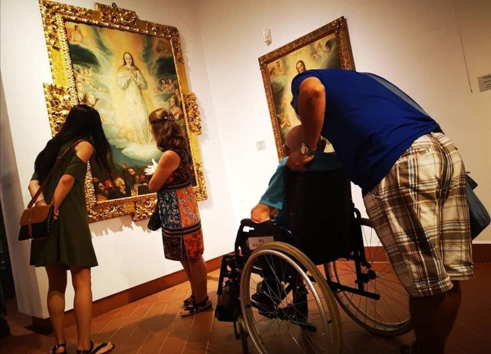 Visitantes e el museo de Antequera.