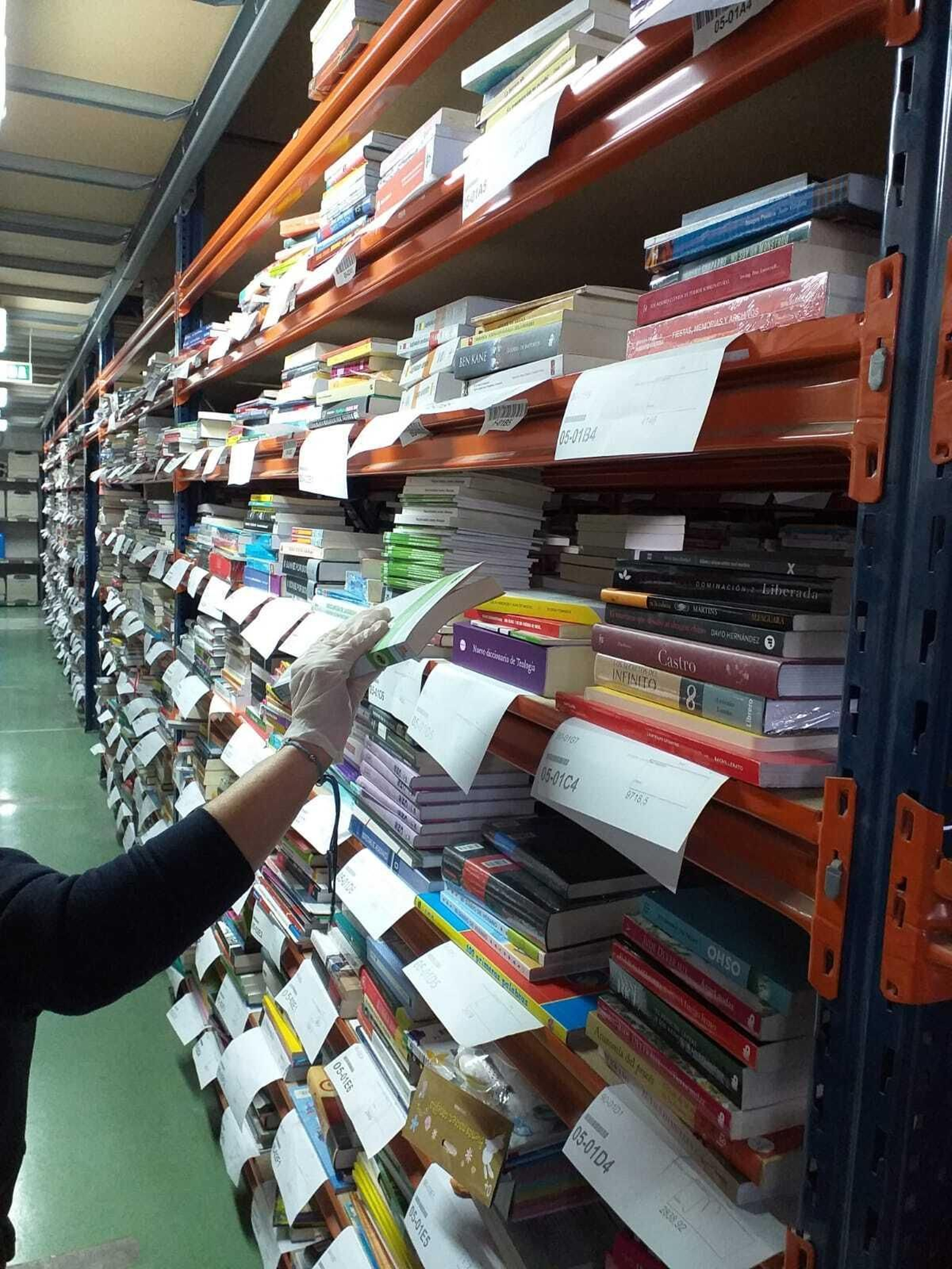 Las estanterías de Agapea siguen surtiendo a los lectores de Málaga durante el estado de alarma.