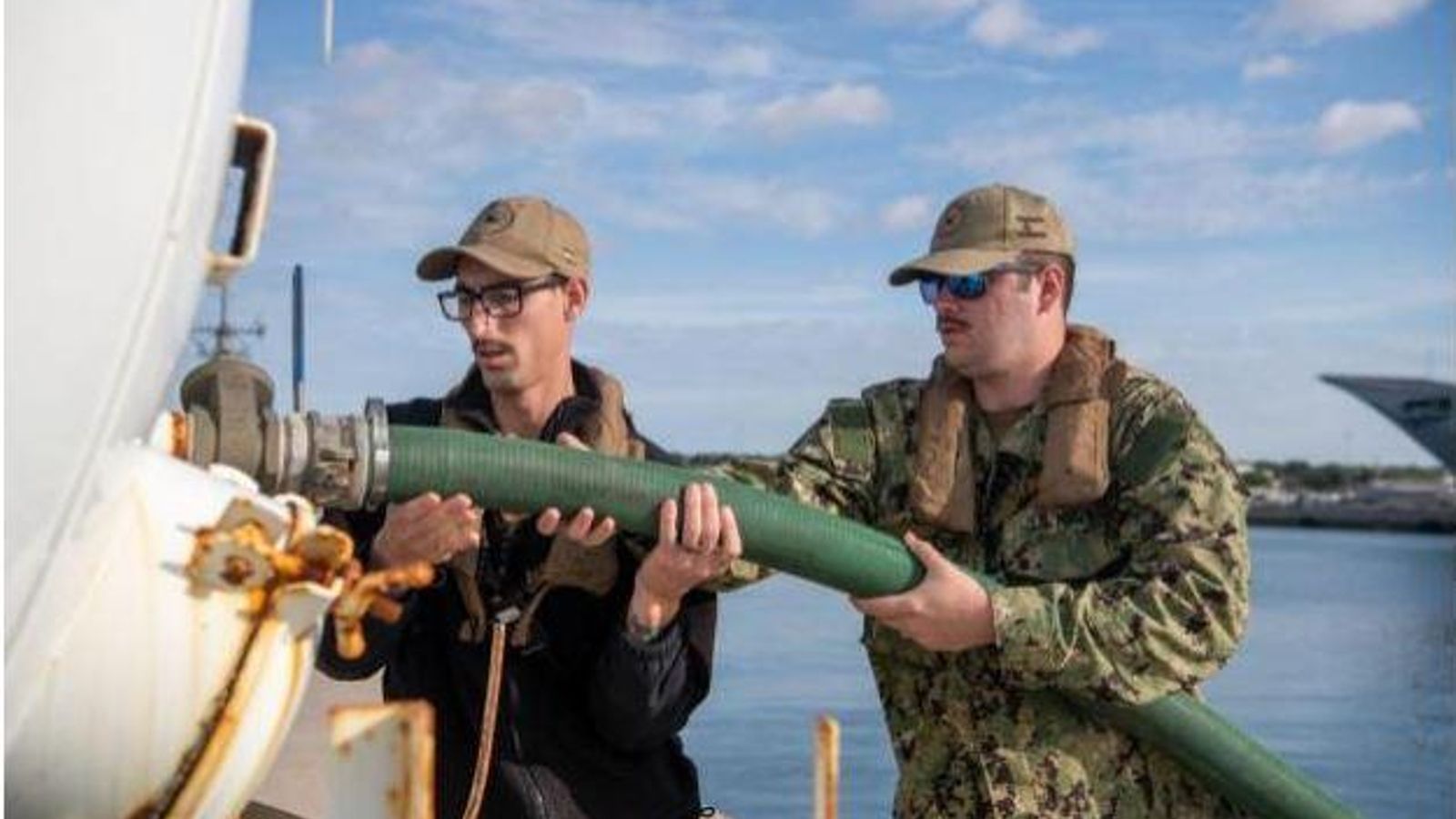 Militares de la US Navy durante el simulacro de vertido en la Base de Rota