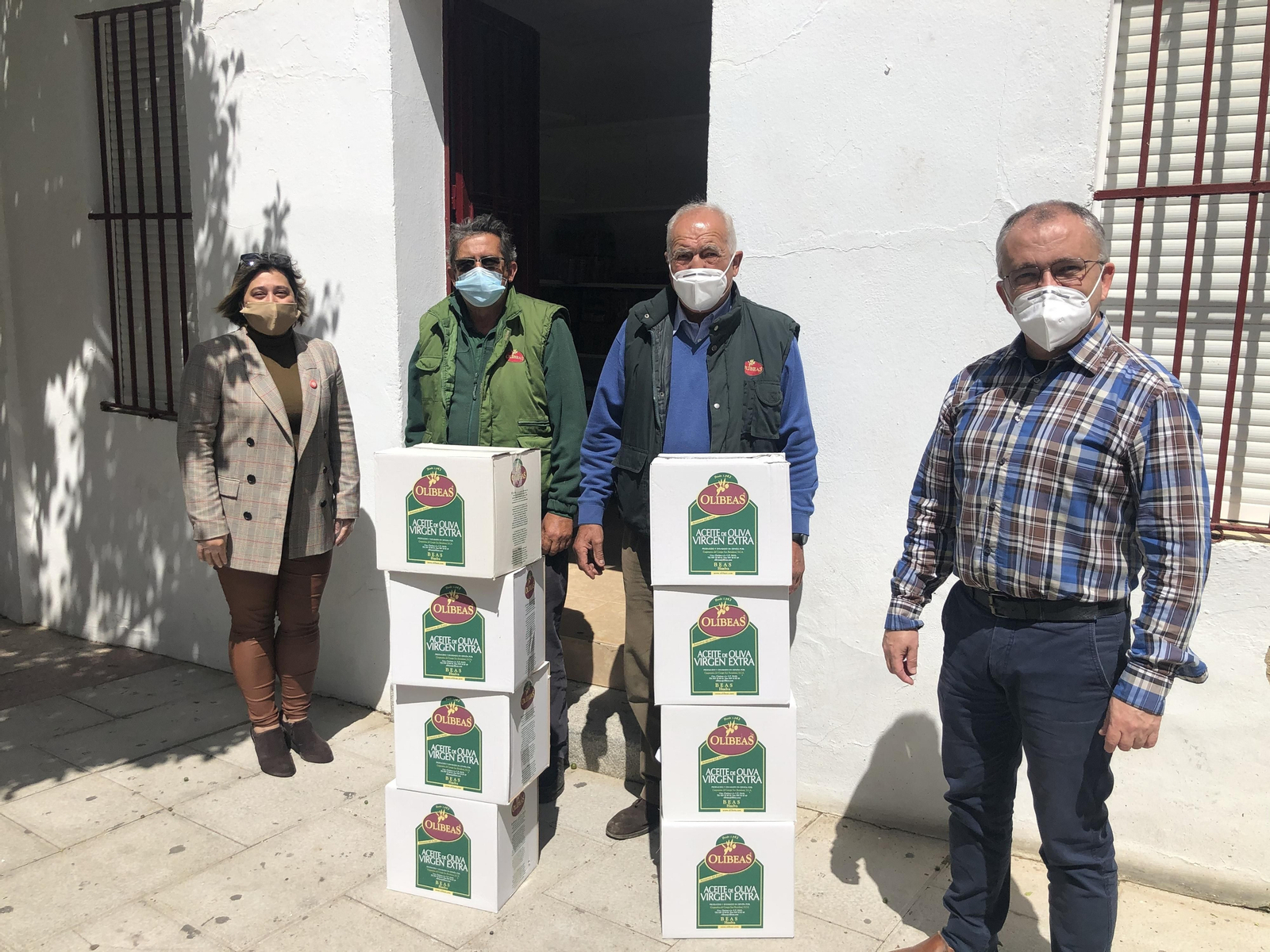 Entrega de las botellas de aceite de Olibeas.