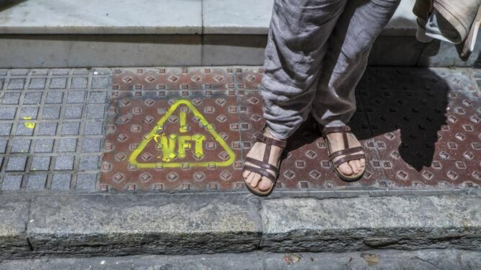 Una pintada ante unas viviendas con fines turísticos en el centro de Cádiz