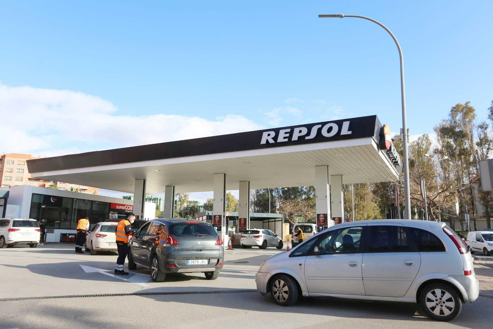 Las fotos del primer día de gasolina bonificada en Málaga