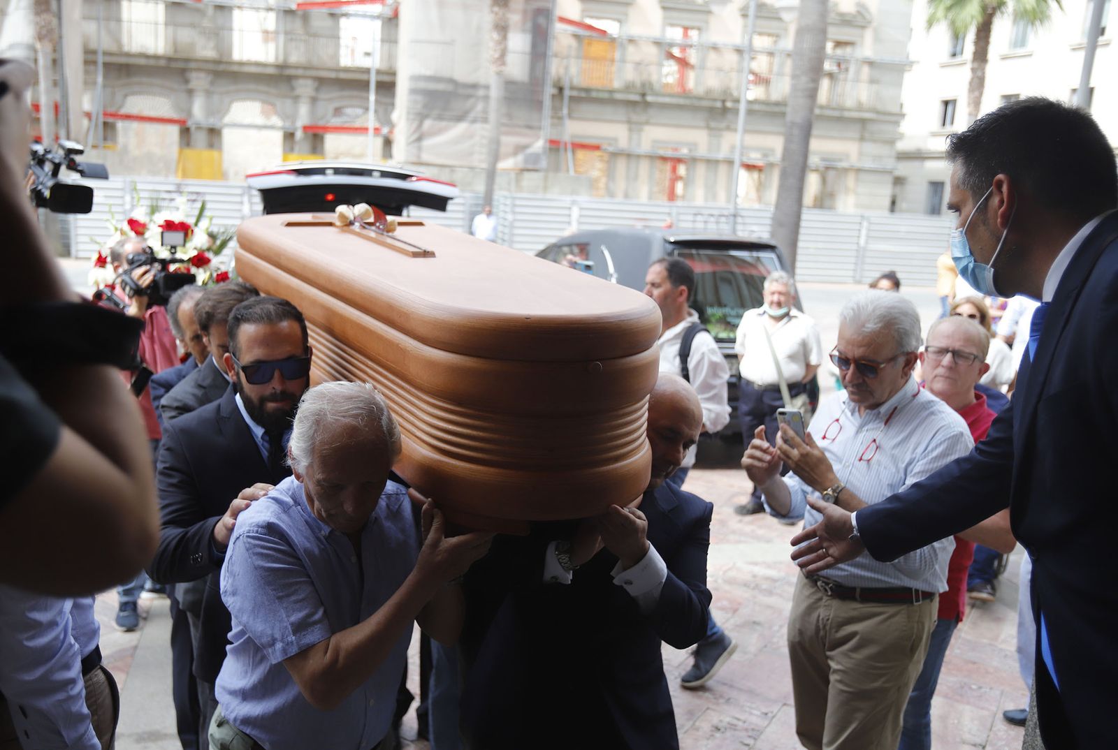 Llegada del féretro de Miguel Baez Litria la Capilla Ardiente de Huelva