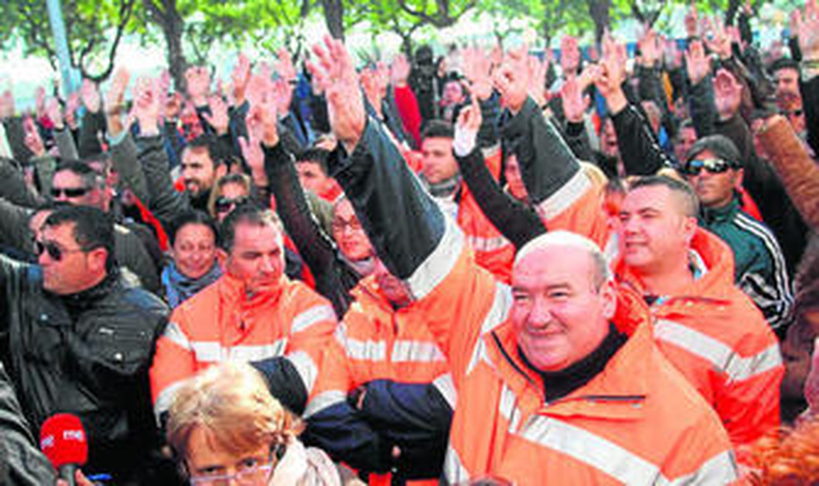 Trabajadores de Lipasam votaron ayer a mano alzada continuar con la huelga indefinida tras tumbar el acuerdo alcanzado por el comité de empresa.