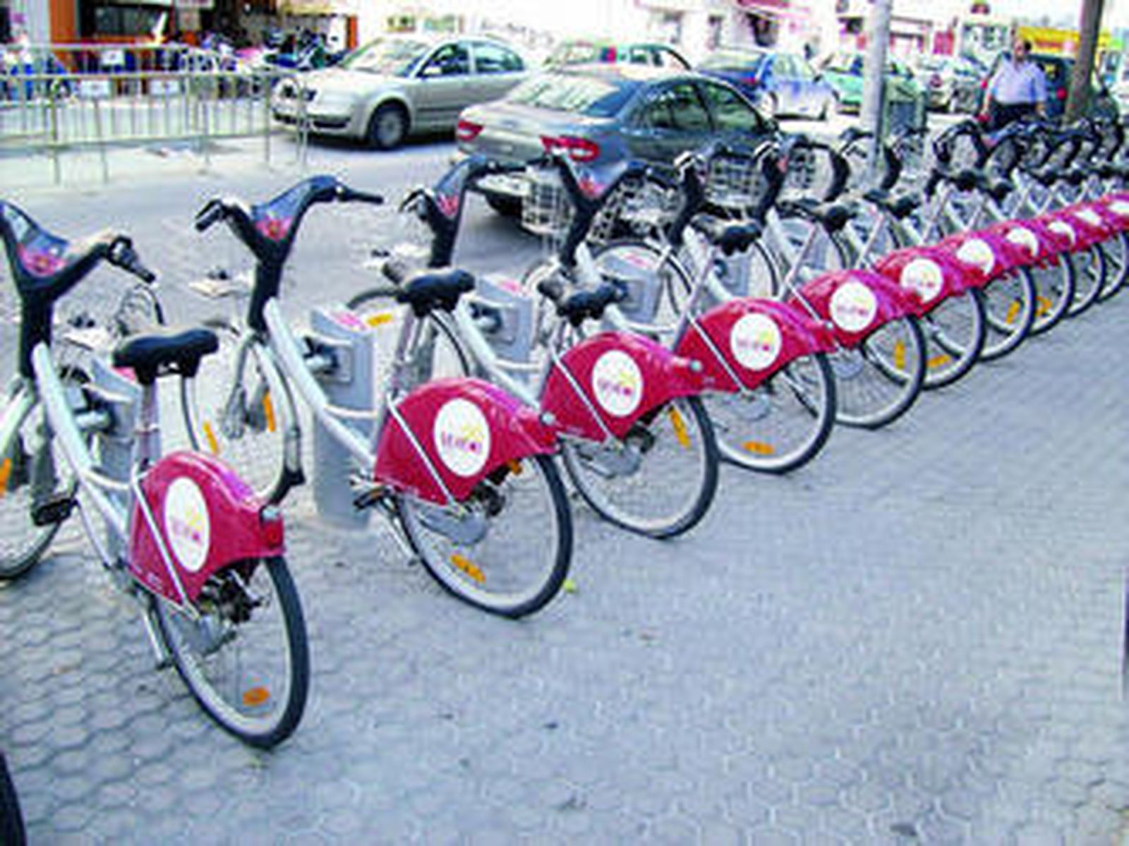 Todas las bicicletas de una estación de la Macarena fueron pinchadas, tal y como muestra esta imagen reciente.