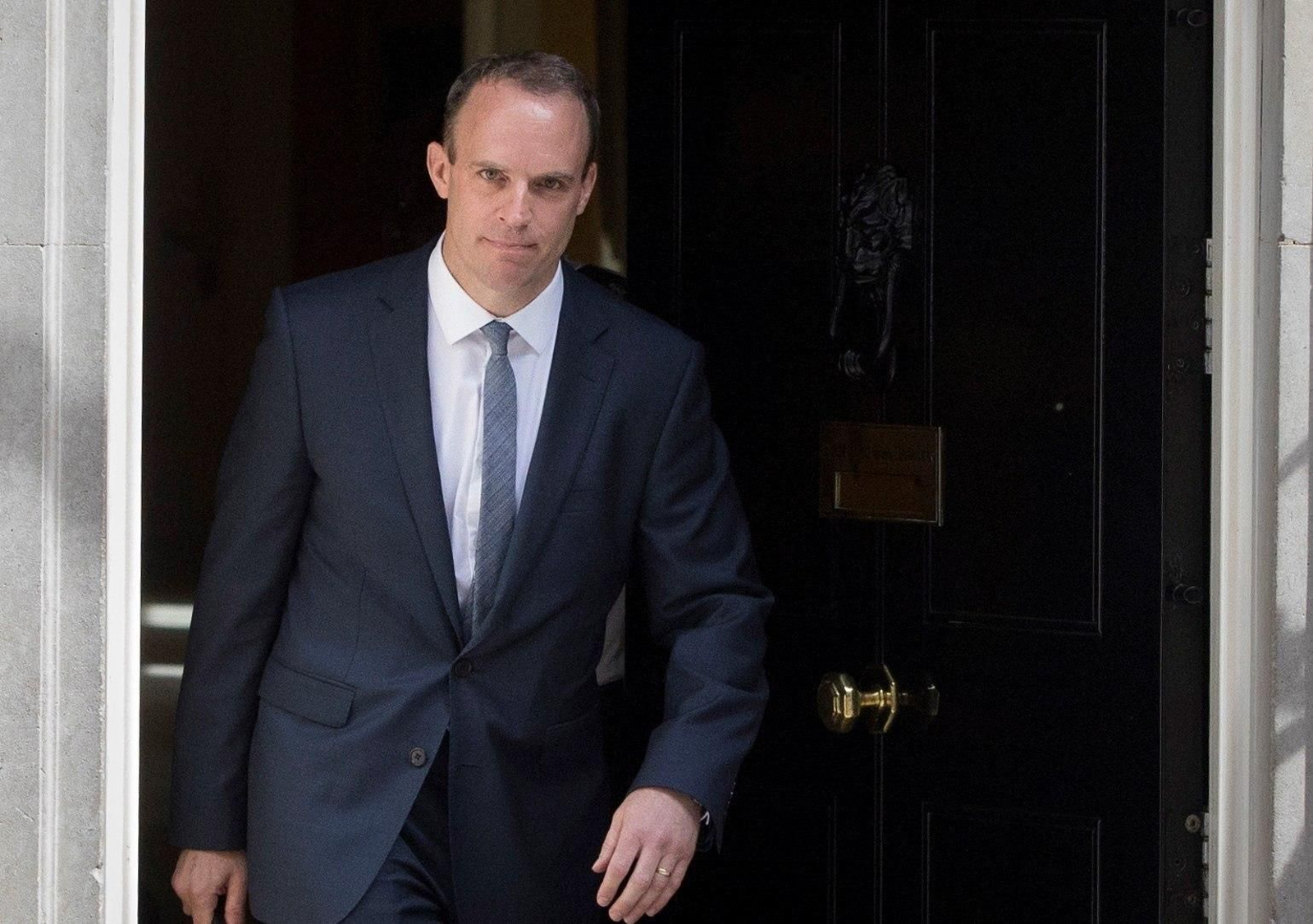 Dominic Raab saliendo del número 10 de Downing Street.