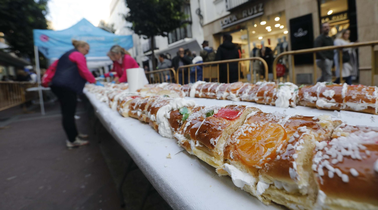 Fotos del roscón de Reyes solidario de Apymeal en Algeciras