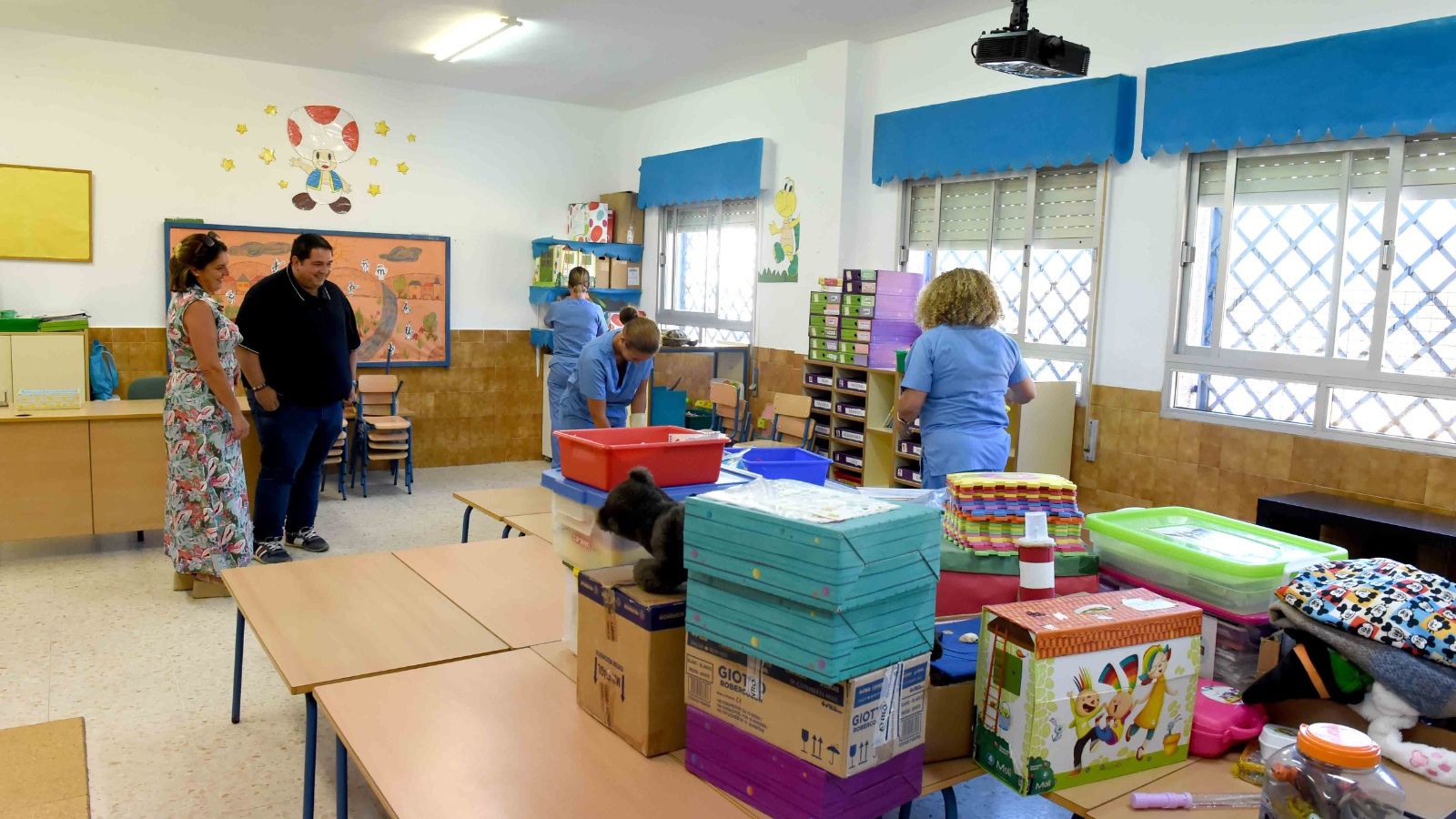 Vicente Palomares durante una visita a un centro educativo.