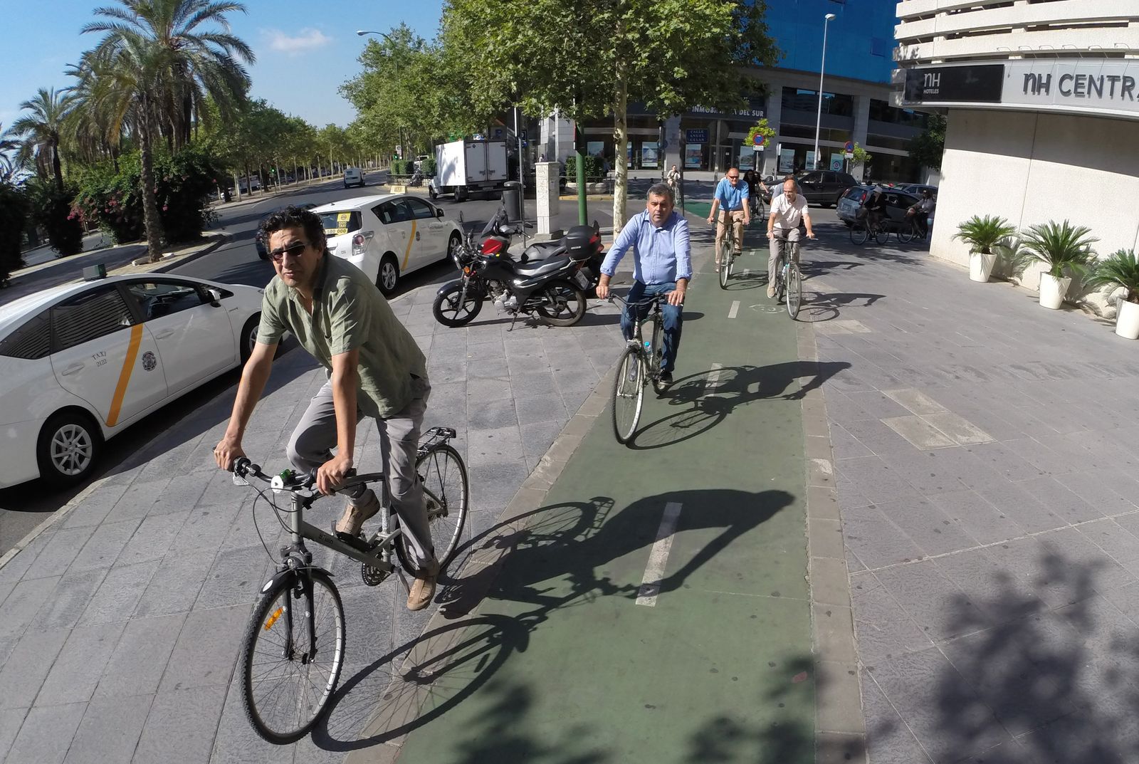 Varios ciclistas circulan por el carril bici en la capital.