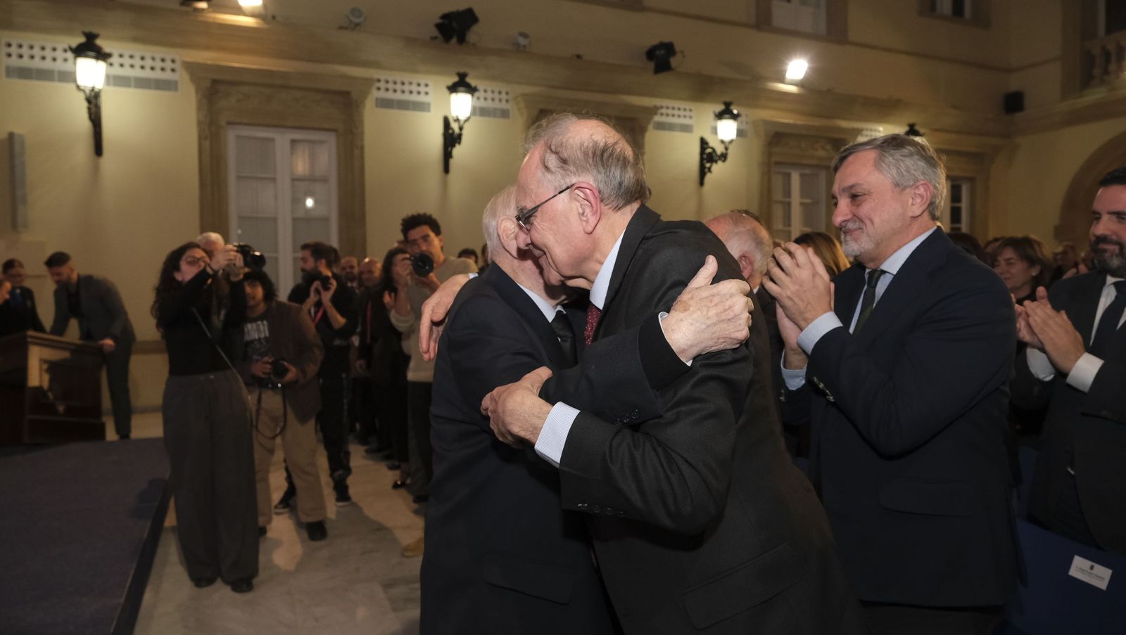 Las fotografías de la entrega del Escudo de Oro de la Provincia al Doctor Francisco Ortega Viñolo