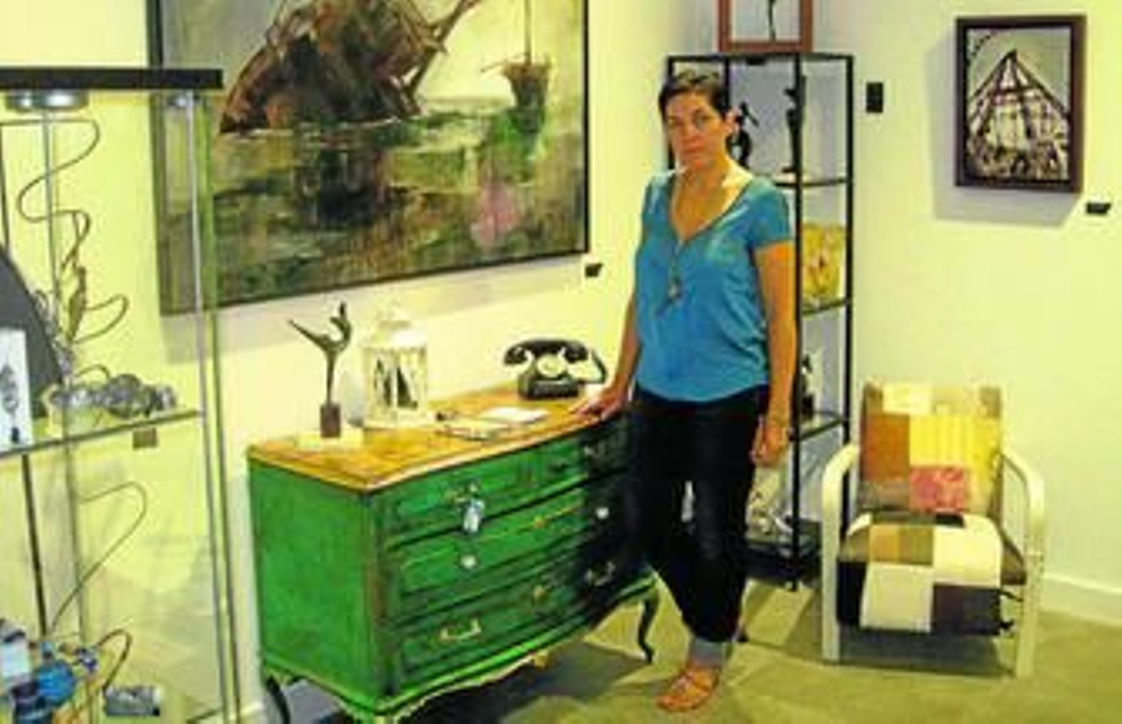 1. María Sánchez en 1de7 junto a piezas expuestas en el lugar. 2 y 3. En este espacio pueden encontrarse muebles de diseño recuperados,  fotografías,  pinturas y  hasta piezas de joyería exclusivas. El abanico de precios también es amplio, lo que permite que el arte sea más asequible para el público.