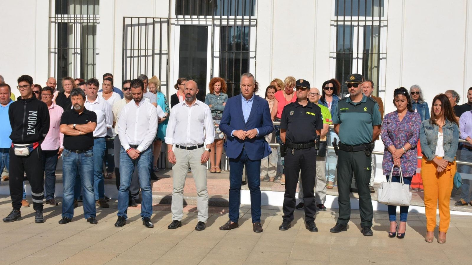 Las autoridades sanroqueñas durante el minuto de silencio.