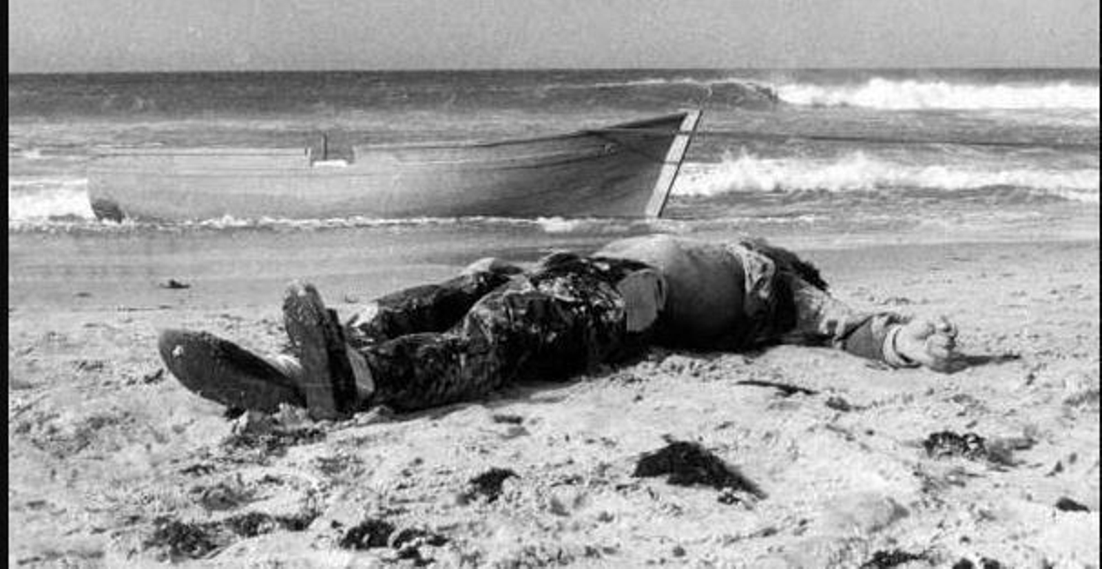 Imagen del primer inmigrante fallecido en Tarifa, obra de Ildefonso Sena