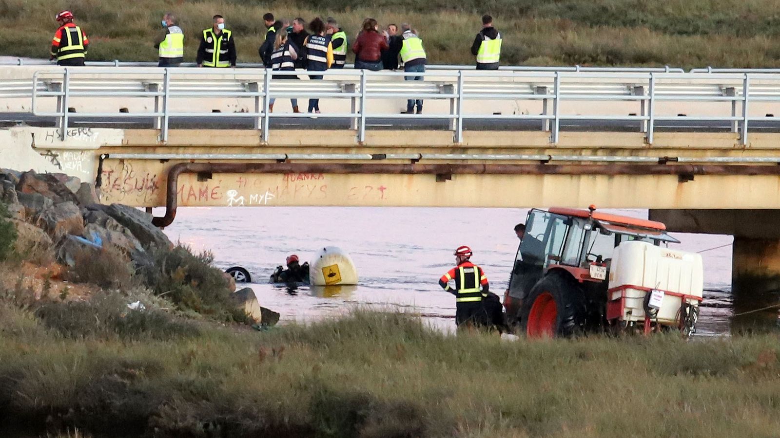 Imagen del coche sumergido en los accesos a El Espigón.