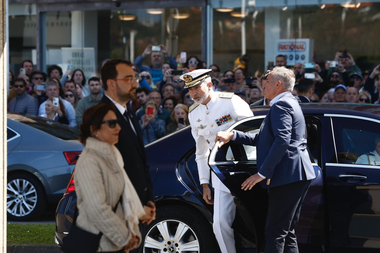 Las espectaculares imágenes de la exhibición por el Día de las Fuerzas Armadas en Gijón