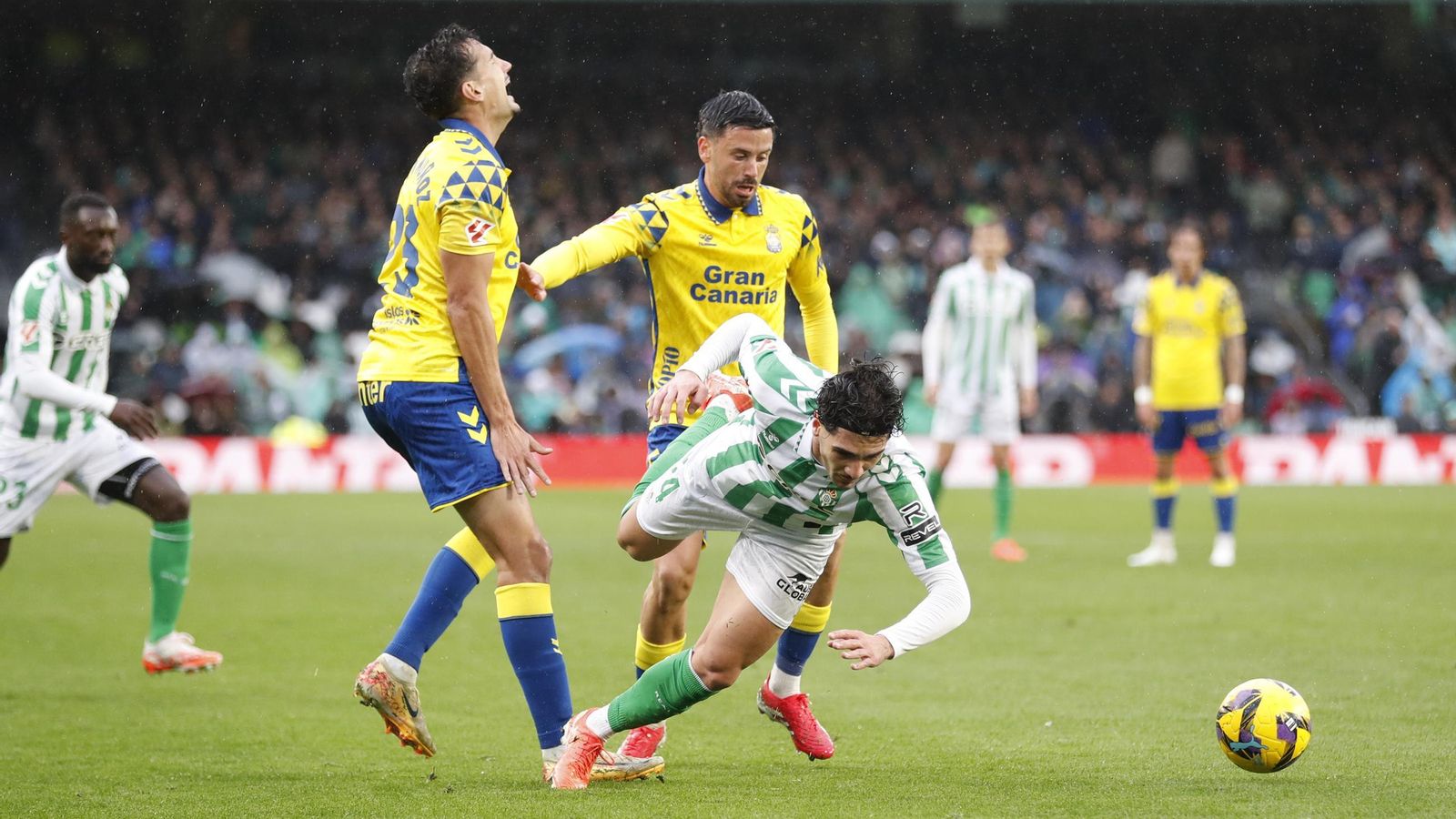 Johnny cae en una acción con Álex Muñoz.