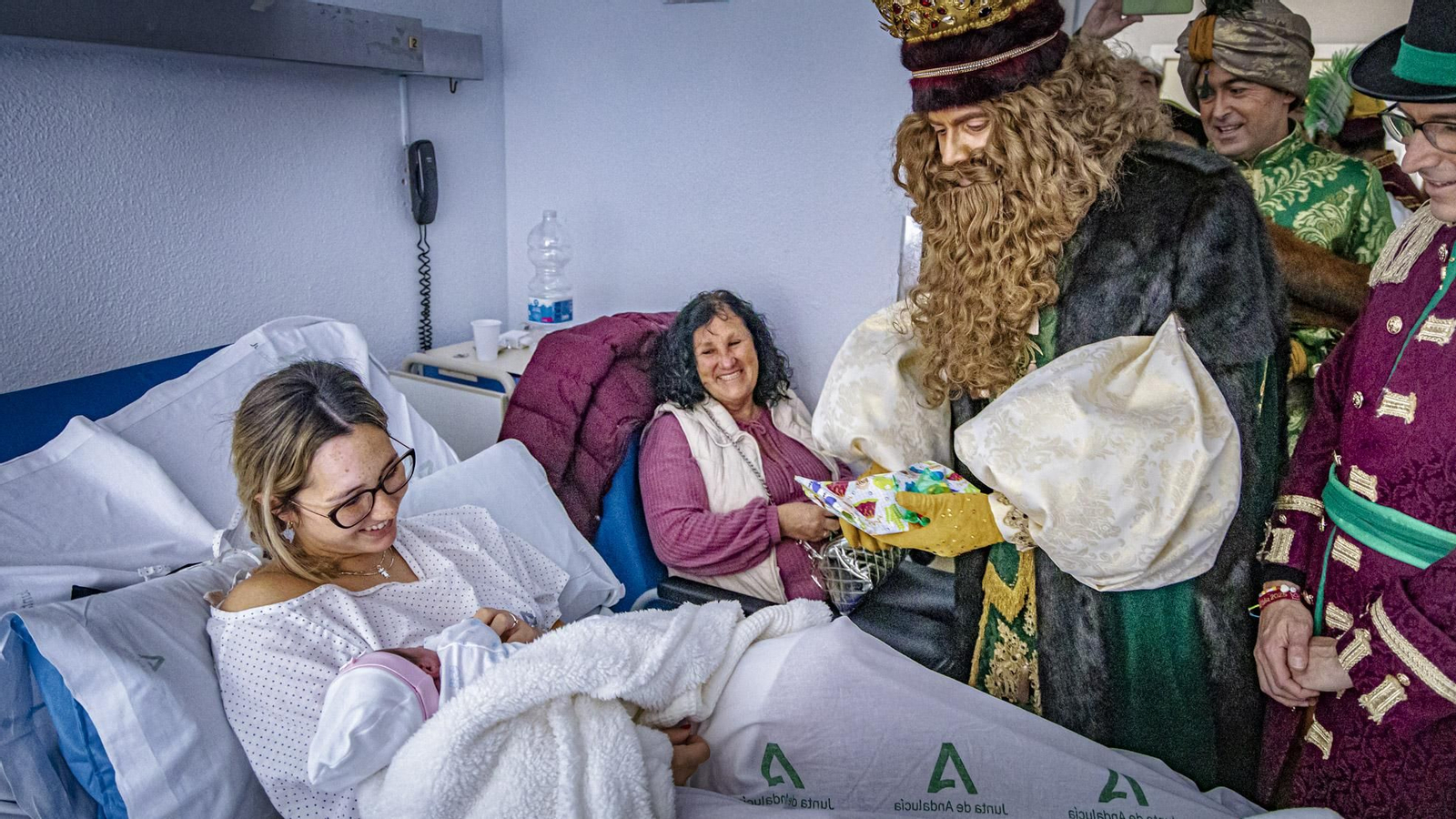 Las imágenes de SS.MM. los Reyes Magos en Cádiz: Visitas y cabalgata