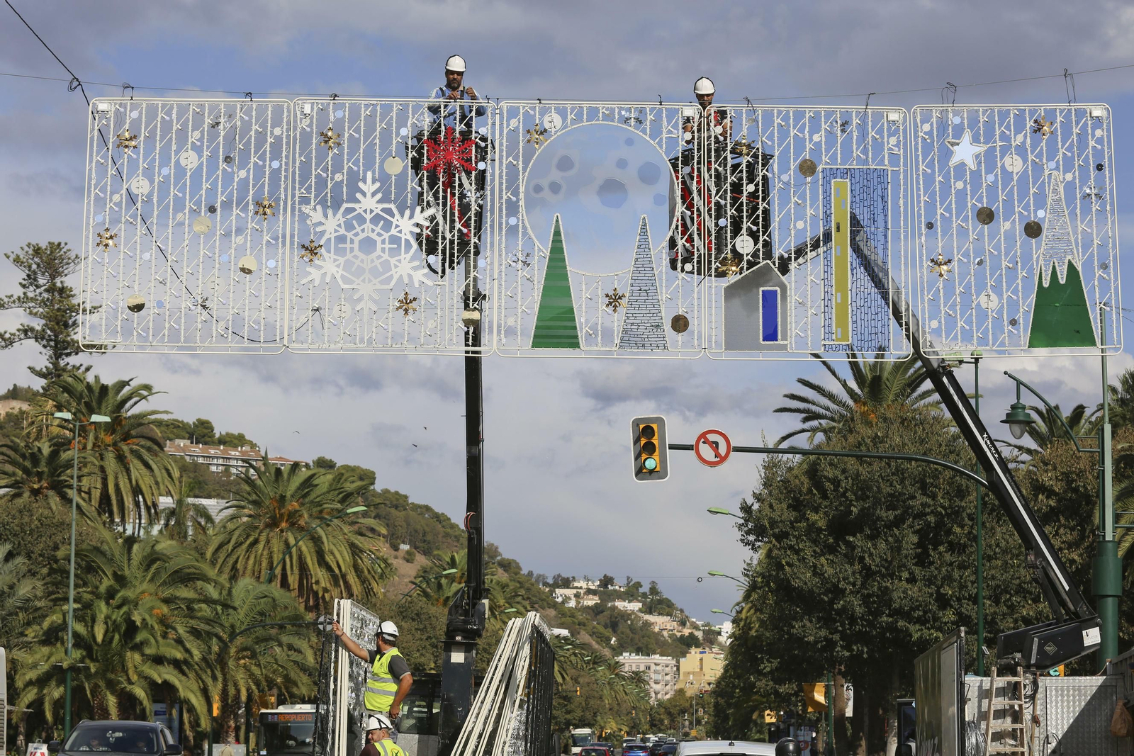 Fotos de la colocación de las luces de Navidad en Málaga