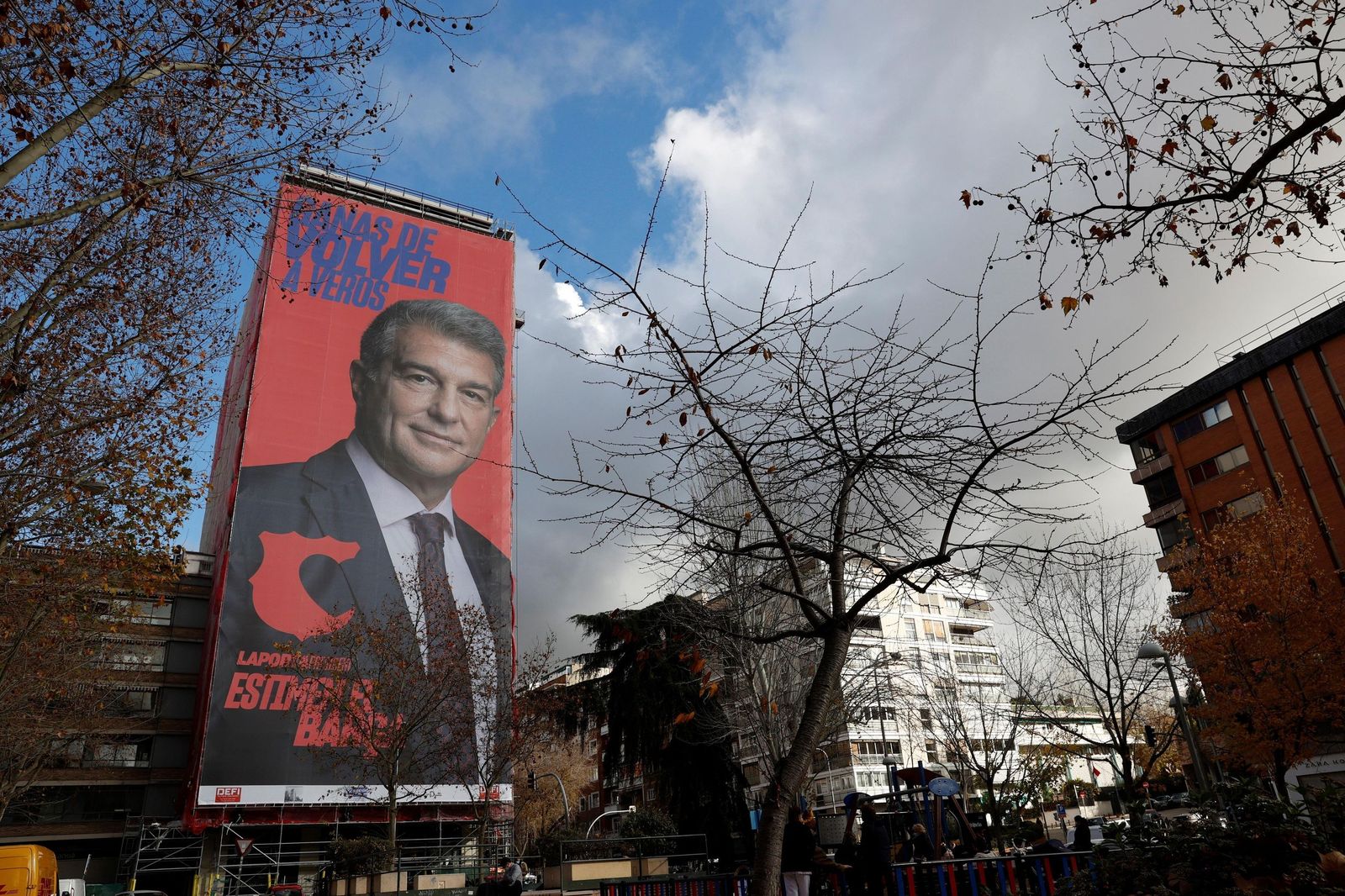 El sorprendente e ingenioso cartel de Joan Laporta frente al estadio Santiago Bernabéu.
