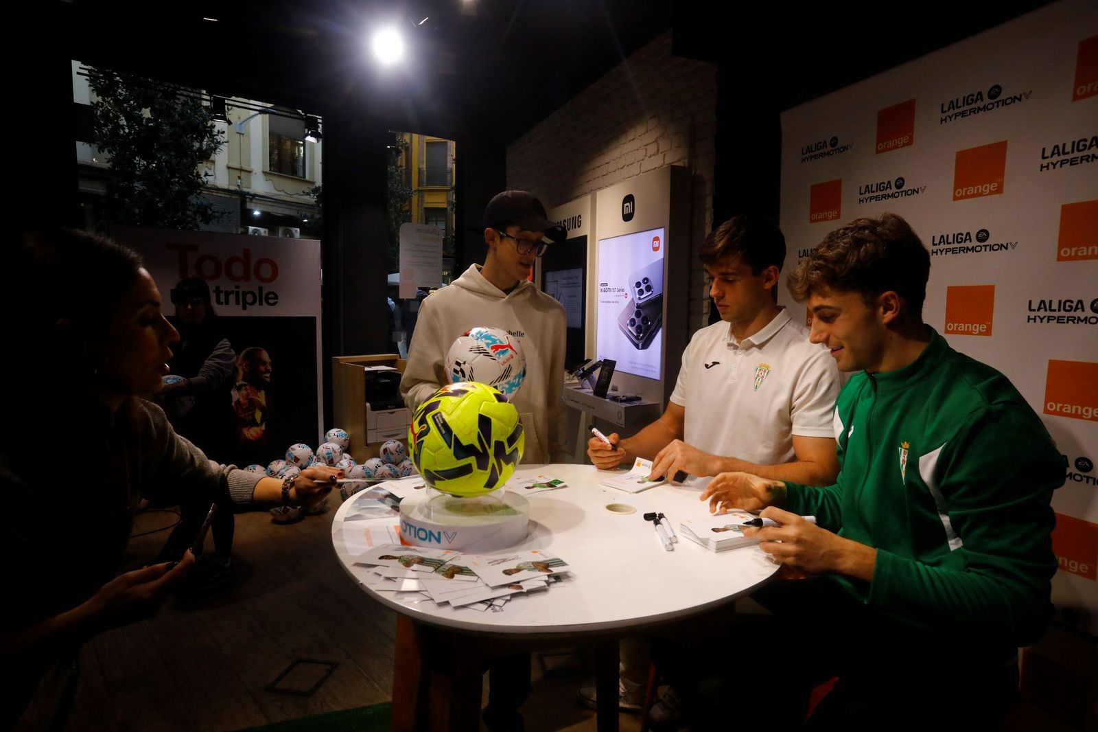 Las mejores fotos de la exitosa firma de autógrafos del Córdoba CF en el centro de la ciudad
