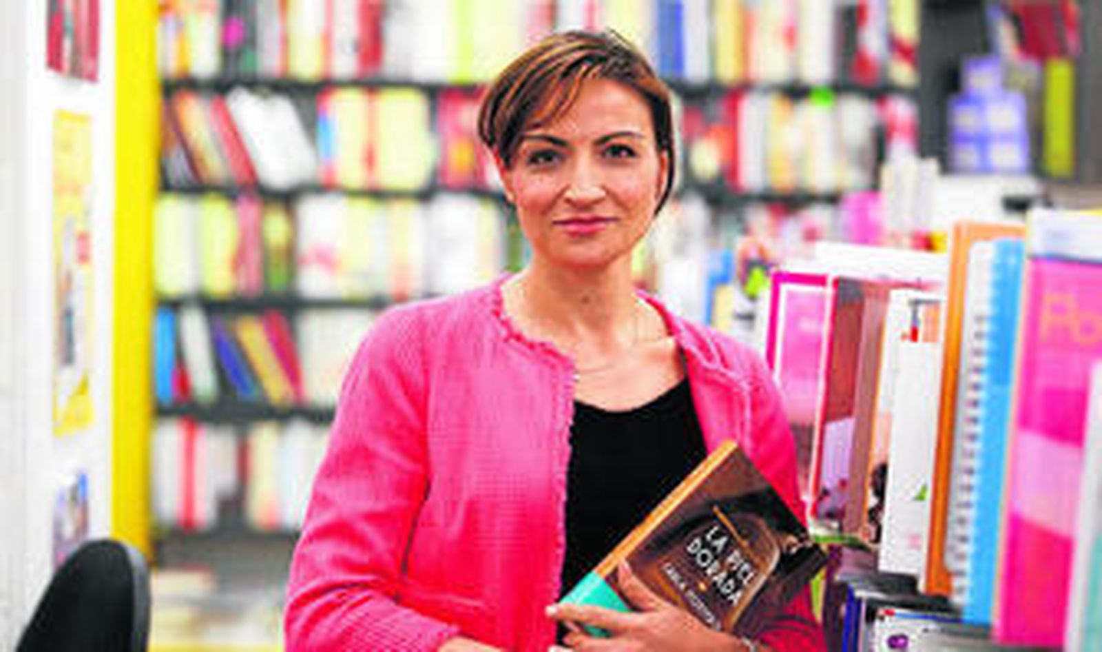 Carla Montero, con su novela, ayer, en la librería Luces.