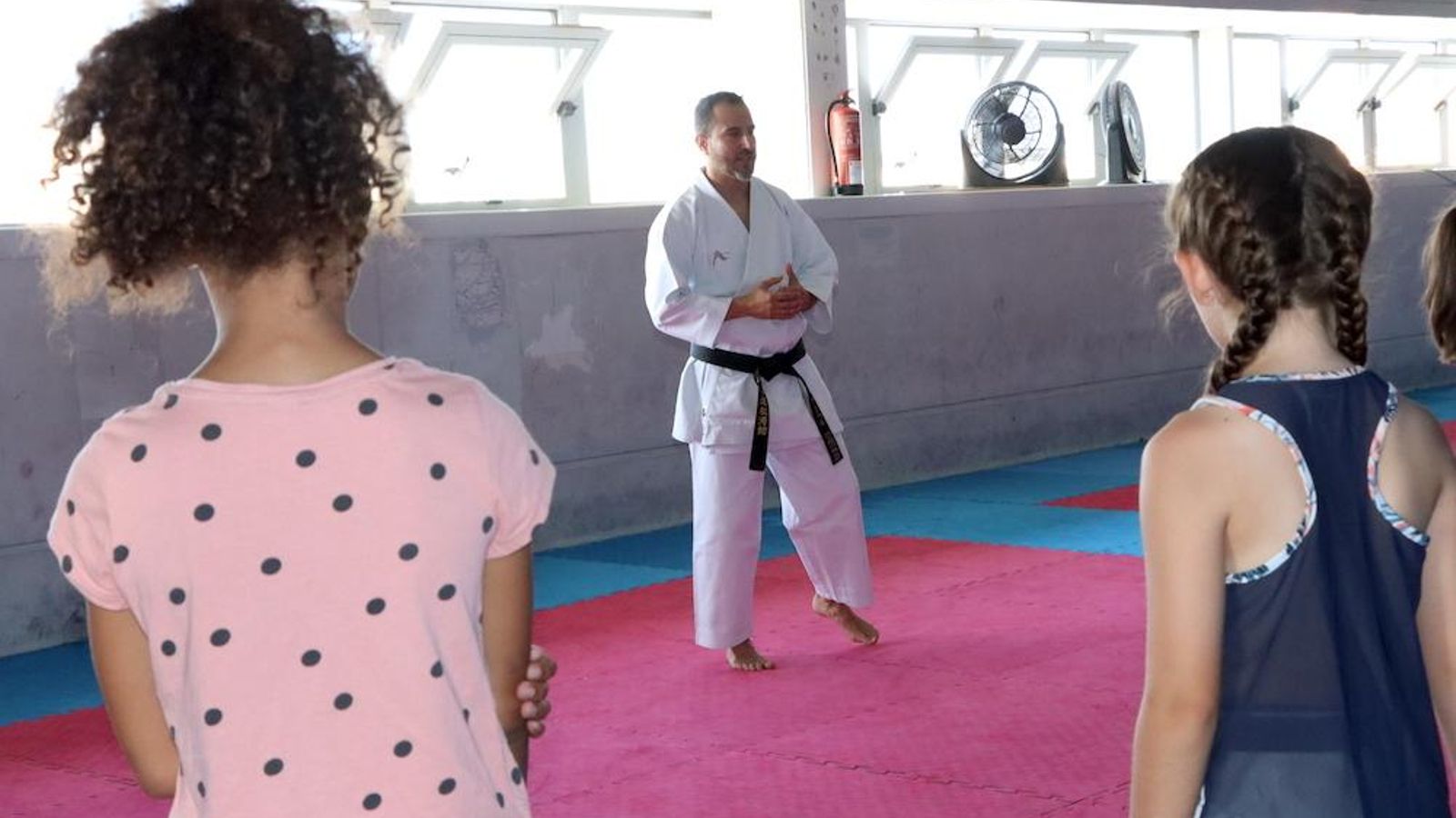 Ángel Berenguel durante la clase de kárate con los participantes del campus. Ángel Berenguel durante la clase de kárate con los participantes del campus.
