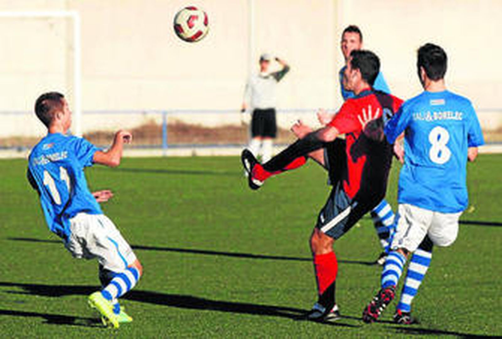 El vejeriego José Ramón (c) despeja en presencia de los jugadores locales Pitu (dorsal 11) y Ochoa.