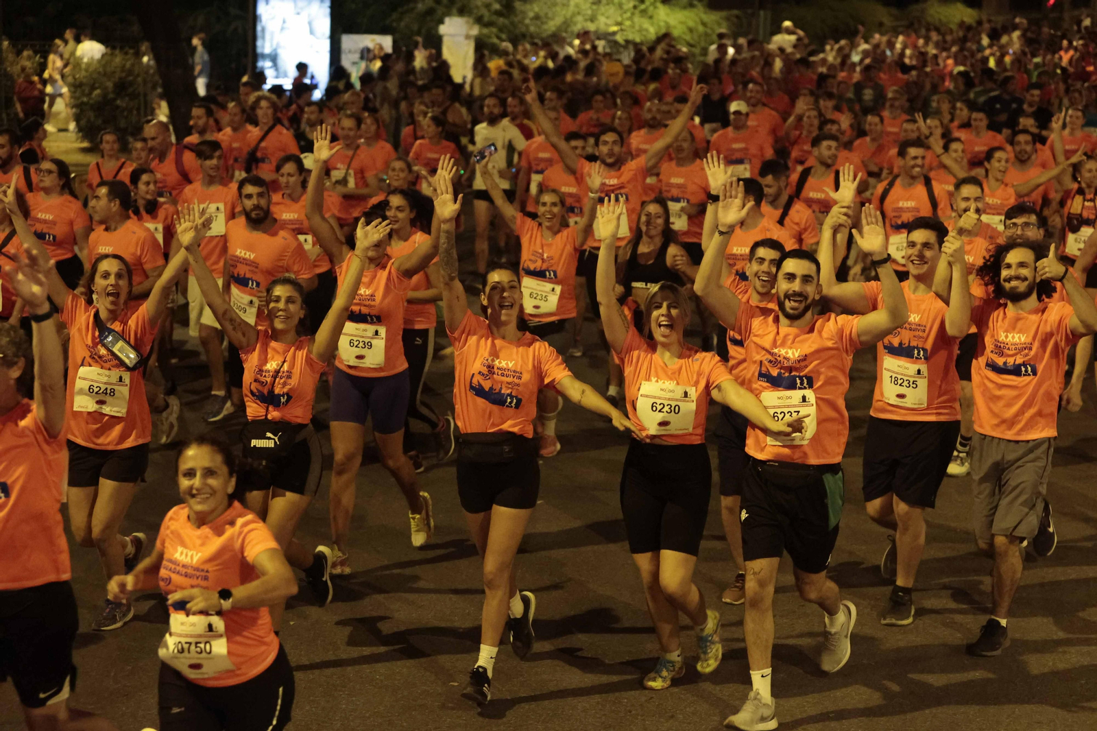 Búscate en las fotos de la Carrera Nocturna (III)