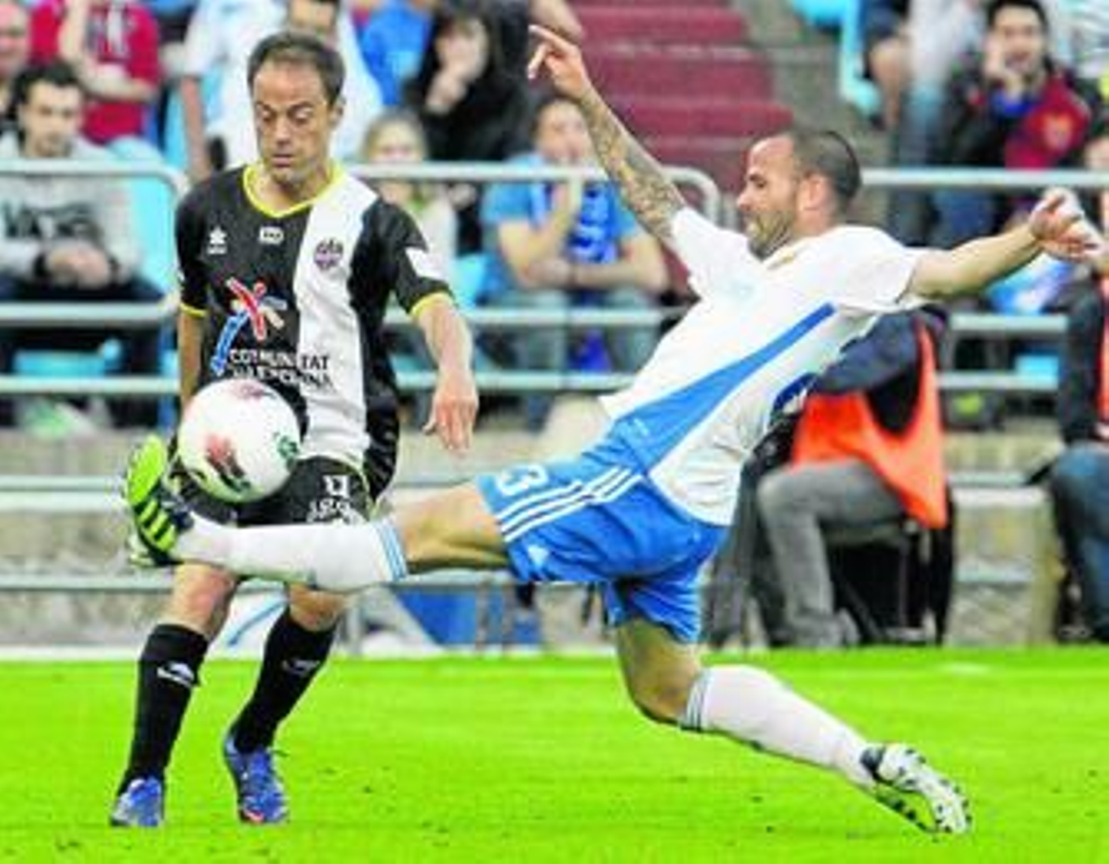 Apoño se anticipa a Farinós en el partido ante el Levante.