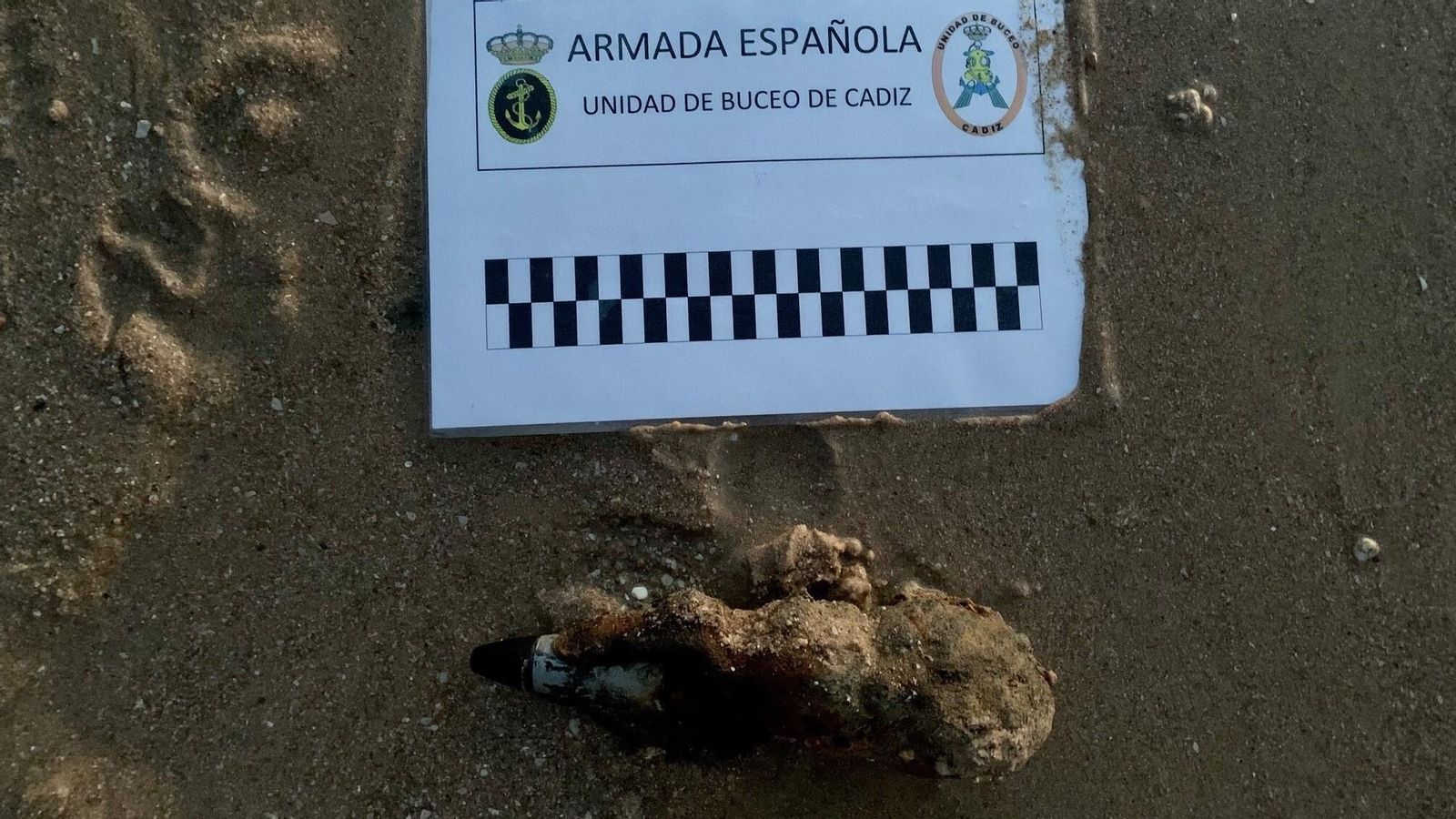 Proyectil de 40 milímetros de calibre hallado en la playa de Camposoto.