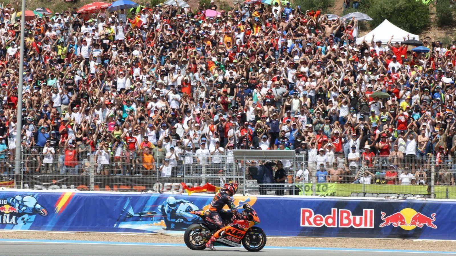 Augusto Fernández saluda a la afición.