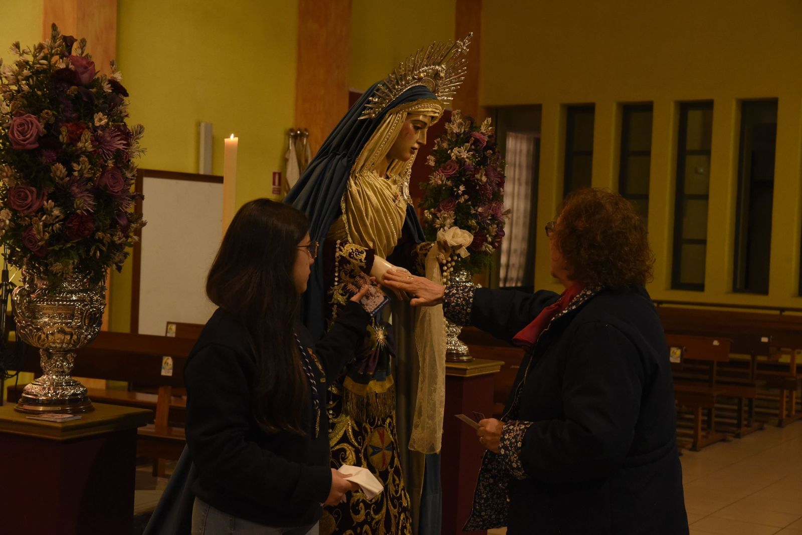 Las fotos del besapié del Medinaceli en la iglesia de Santiago de La Línea