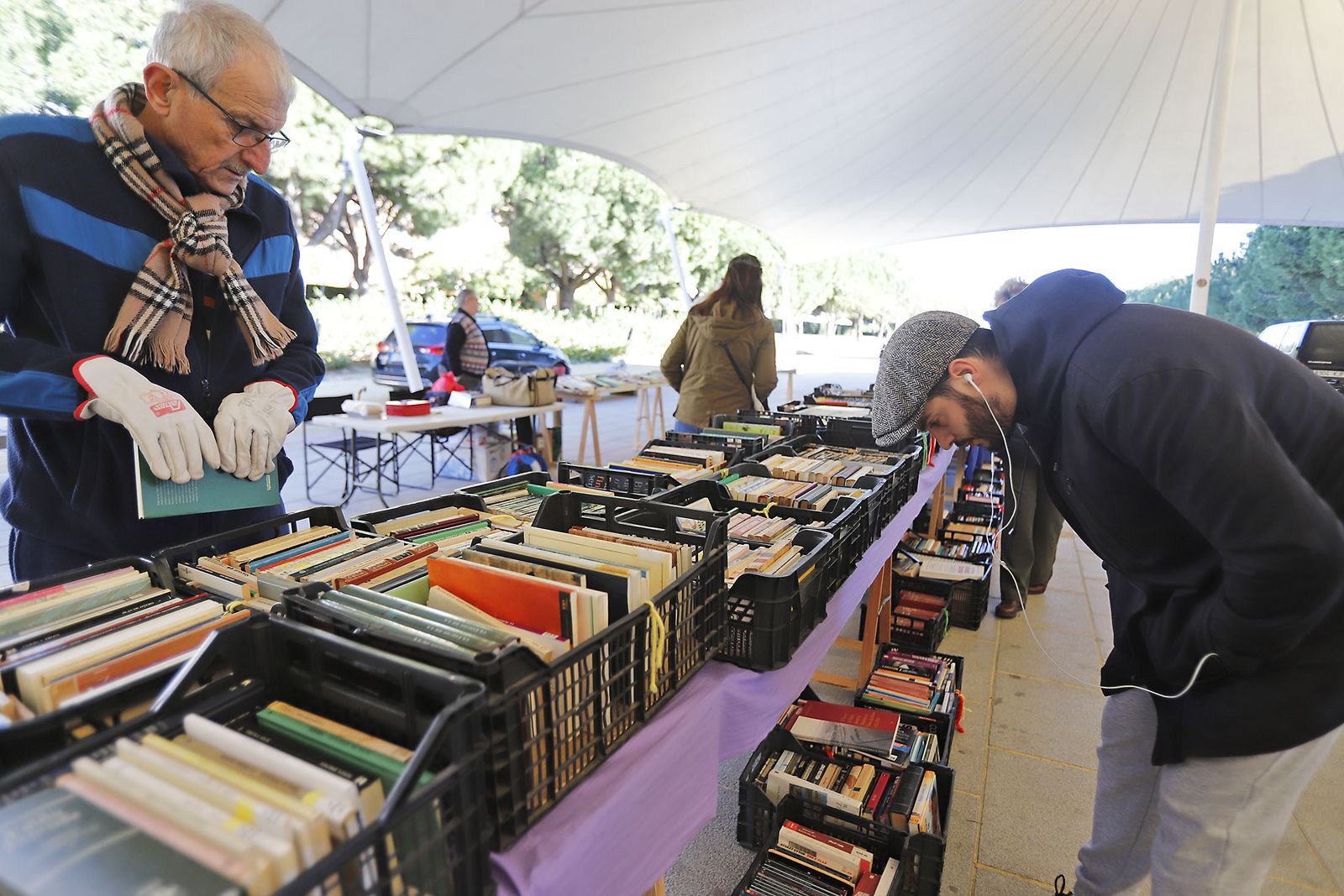 Imágenes del mercadillo solidario de Ayre en Huelva