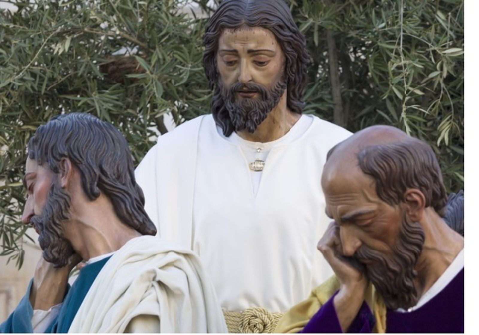 Jesús de las Penas y dos de los apóstoles durmientes.