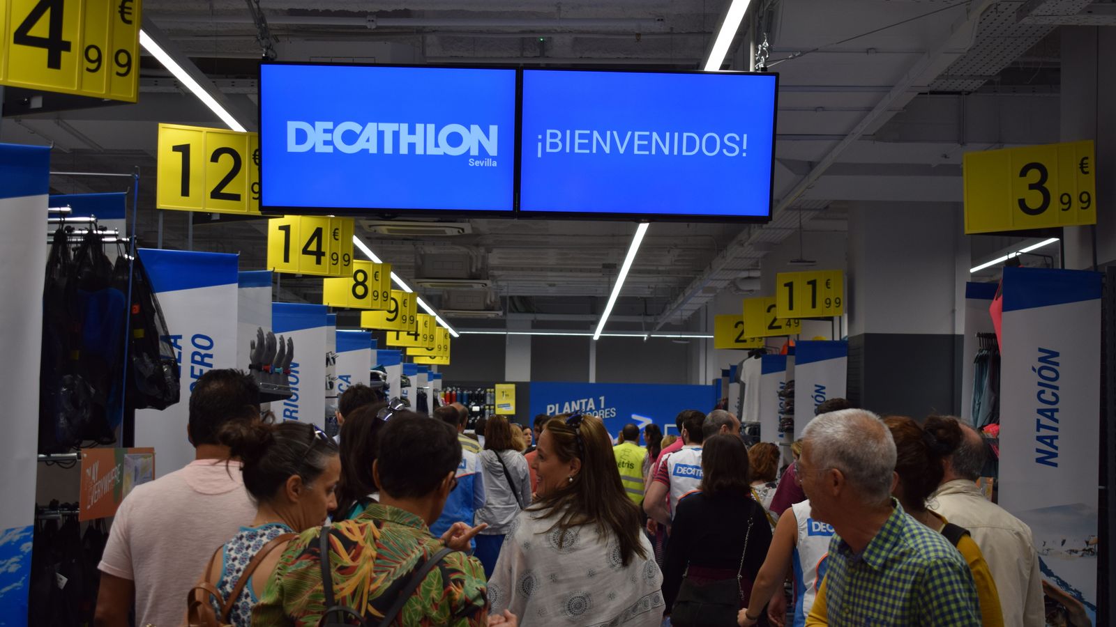 Primeros clientes en la inauguración de la tienda.