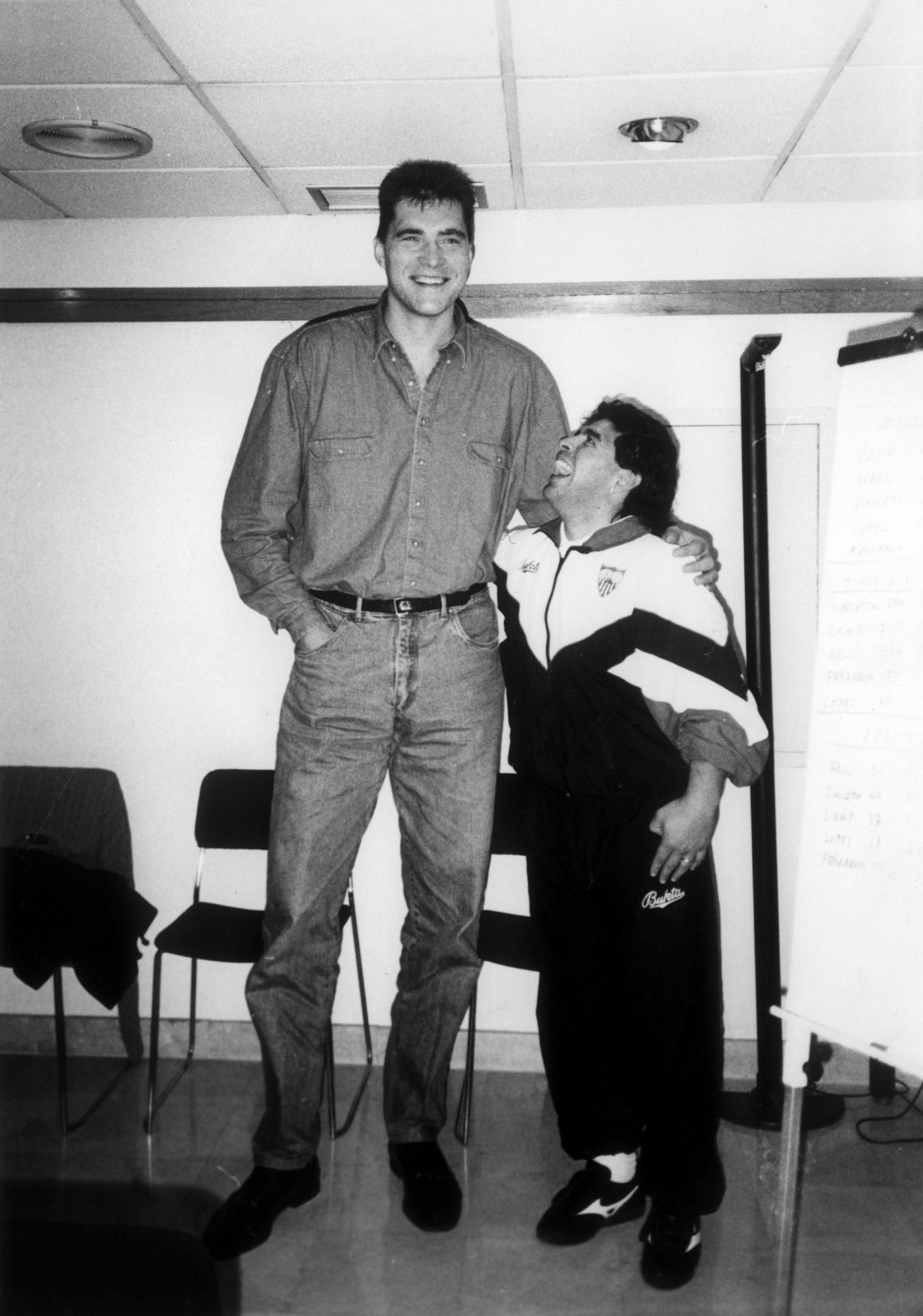 Maradona ríe a carcajadas junto a Sabonis.